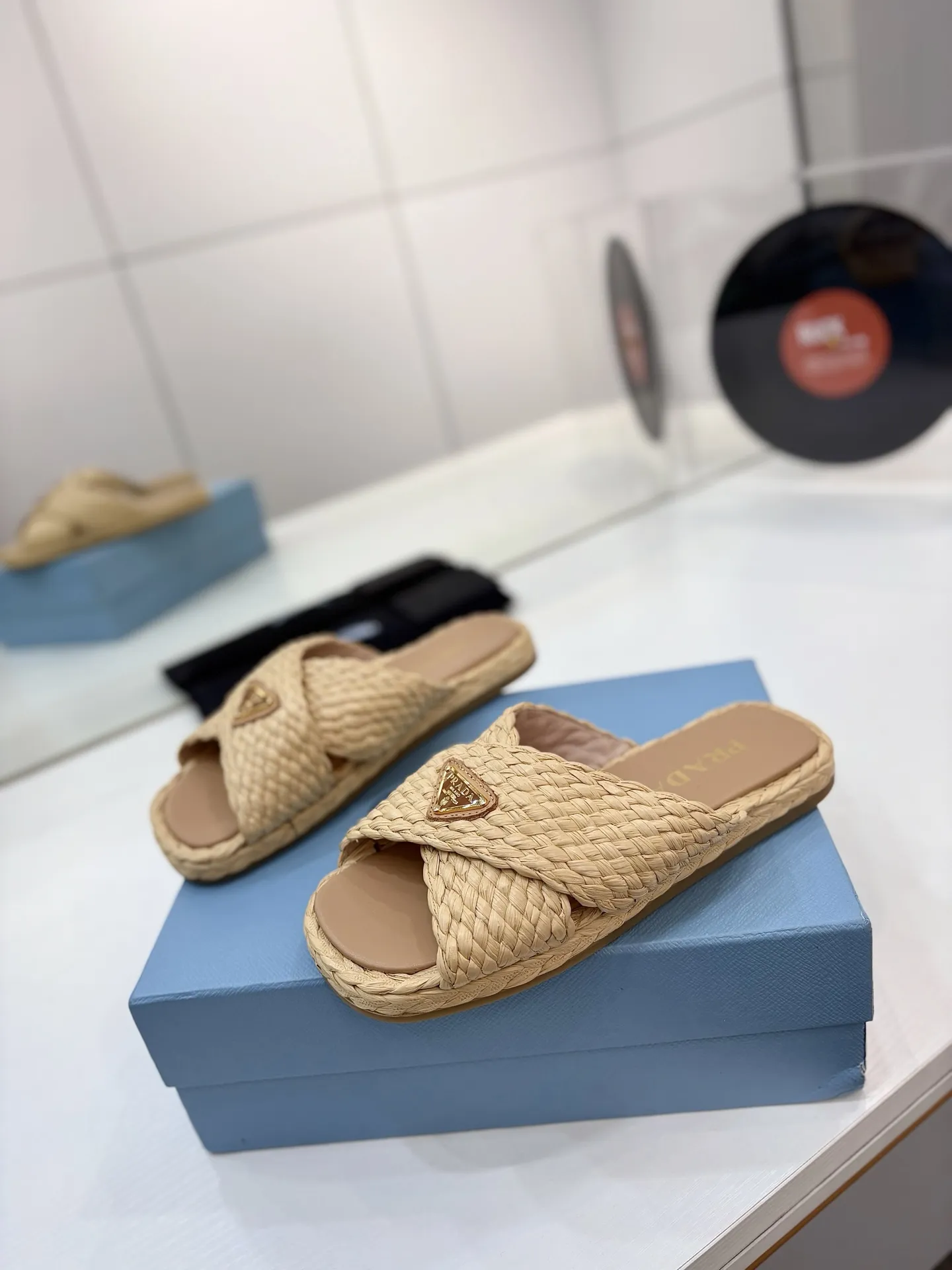 プラダ新作ベージュわら編みフラットサンダル - 画像 (3)
