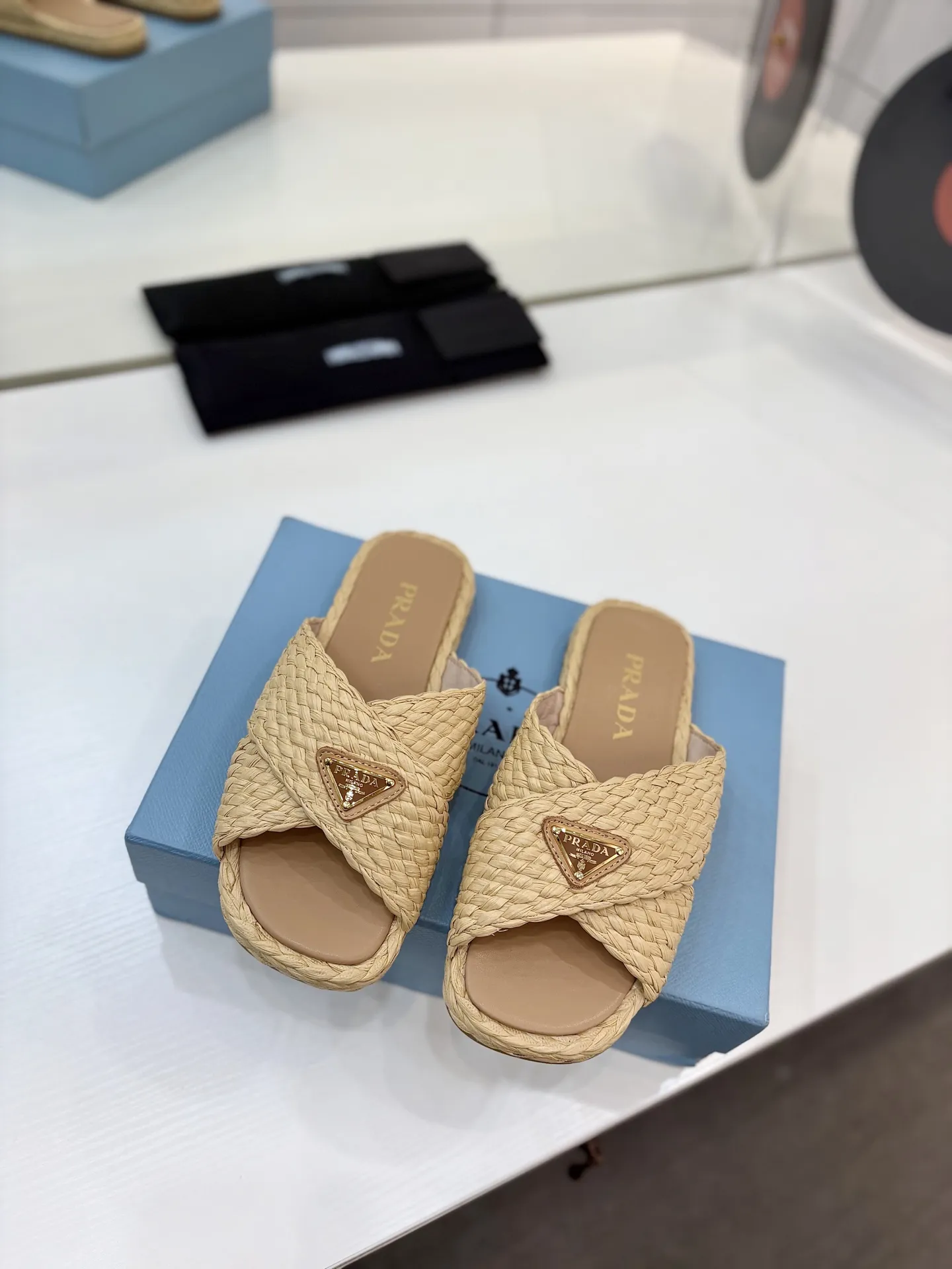 プラダ新作ベージュわら編みフラットサンダル - 画像 (4)