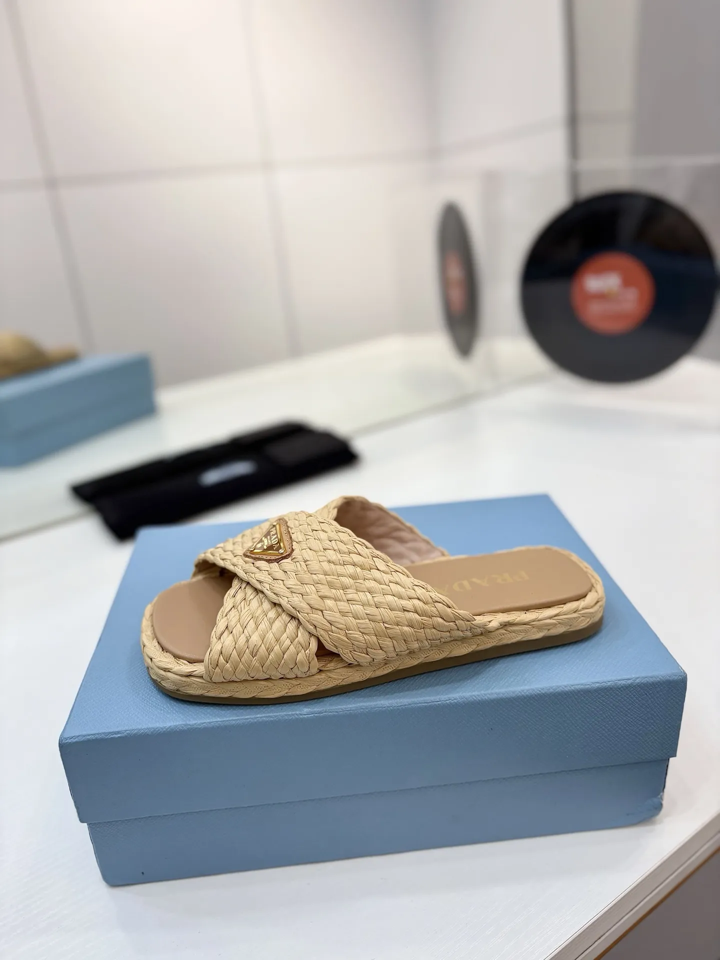 プラダ新作ベージュわら編みフラットサンダル - 画像 (5)
