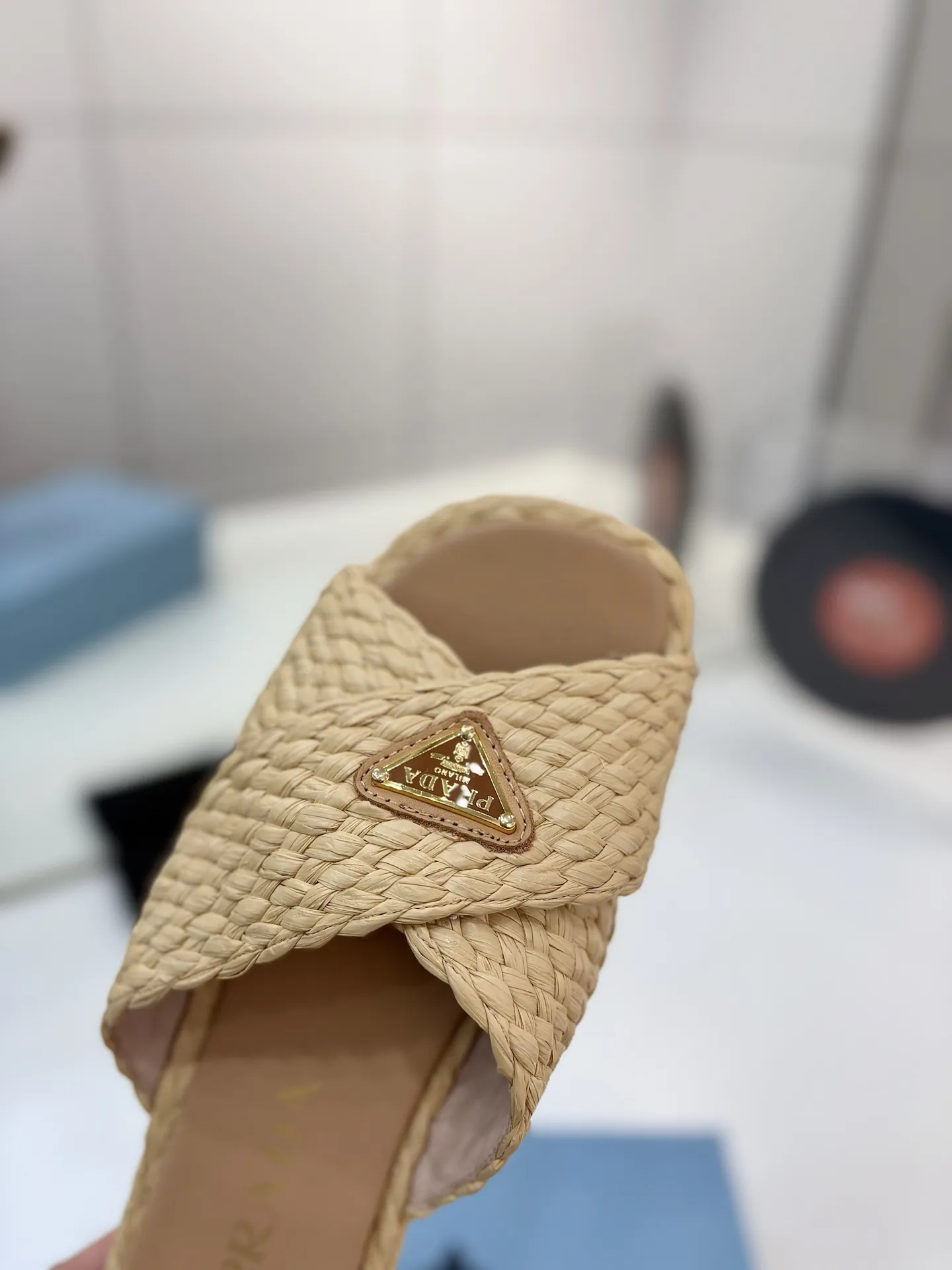 プラダ新作ベージュわら編みフラットサンダル - 画像 (6)