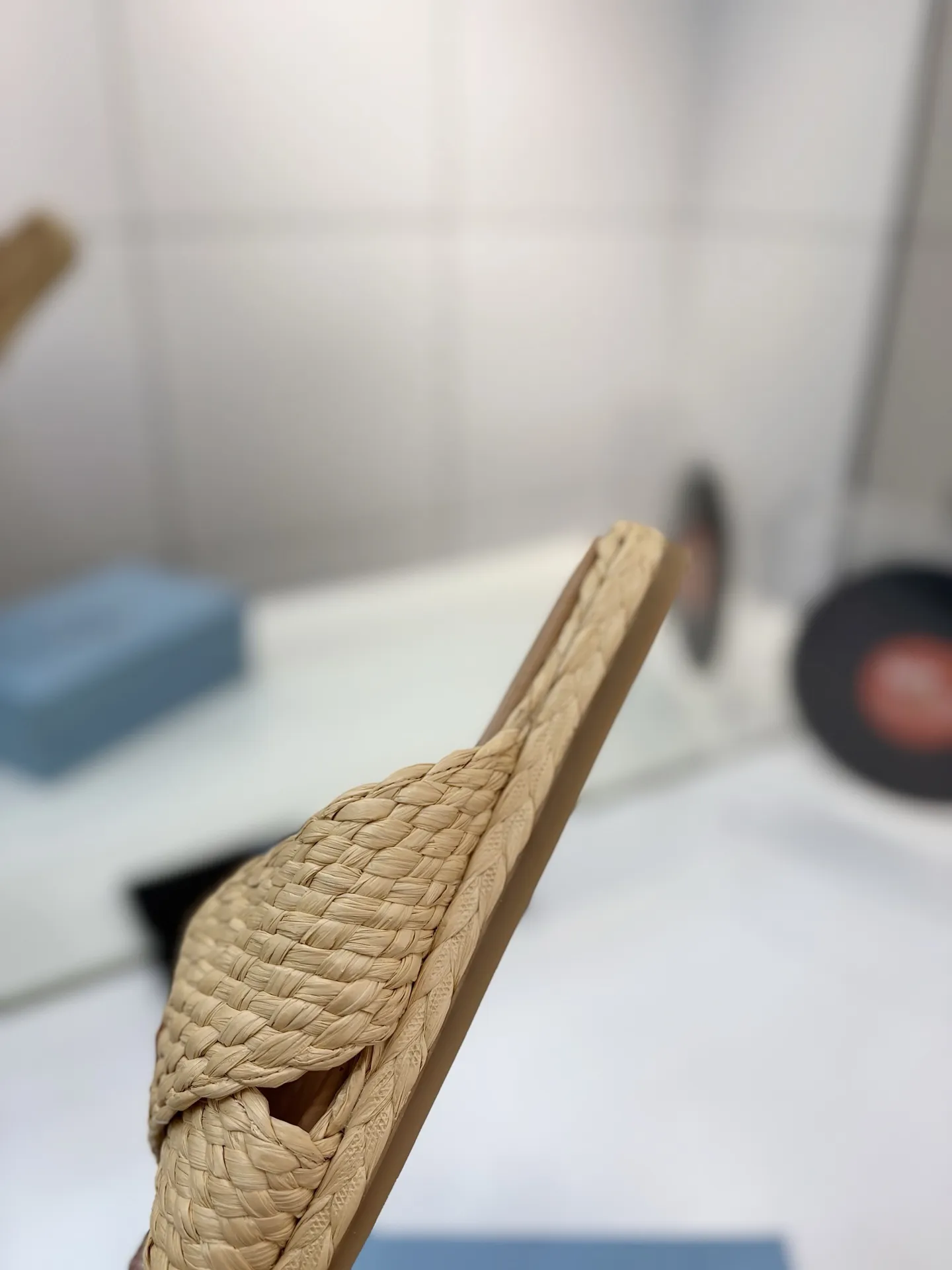 プラダ新作ベージュわら編みフラットサンダル - 画像 (7)