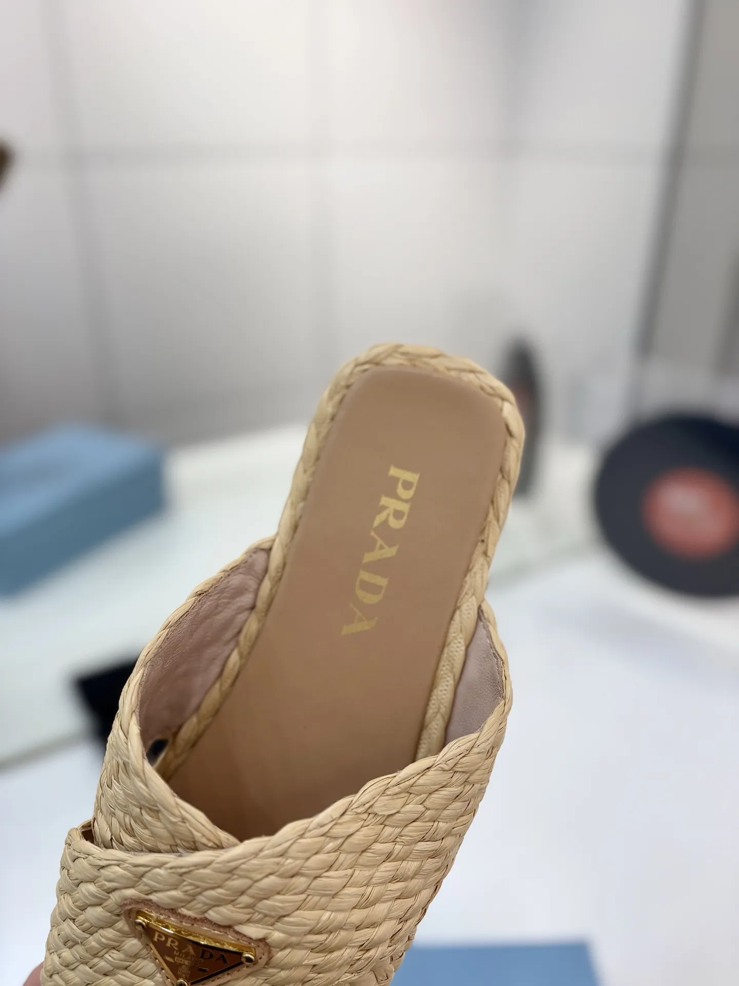 プラダ新作ベージュわら編みフラットサンダル - 画像 (8)