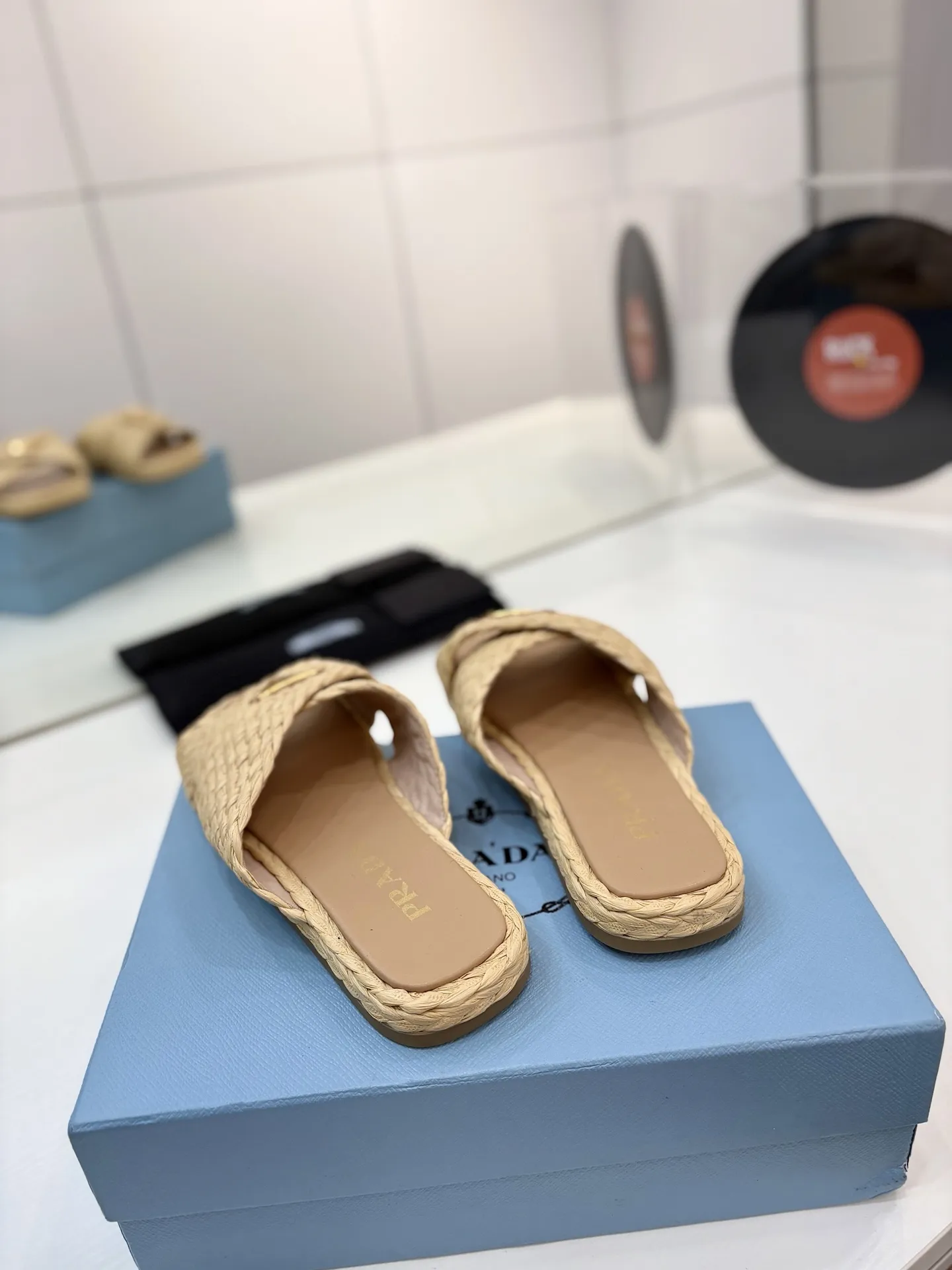 プラダ新作ベージュわら編みフラットサンダル - 画像 (9)