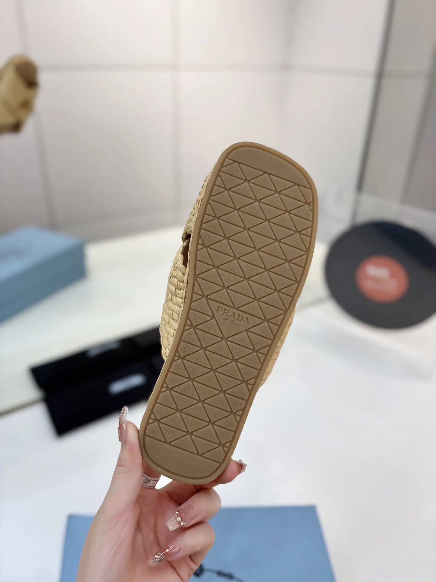 プラダ新作ベージュわら編みフラットサンダル - 画像 (10)