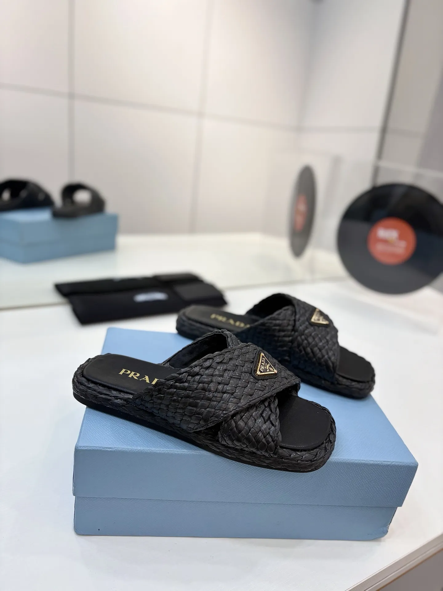プラダ新作黒わら編みフラットサンダル