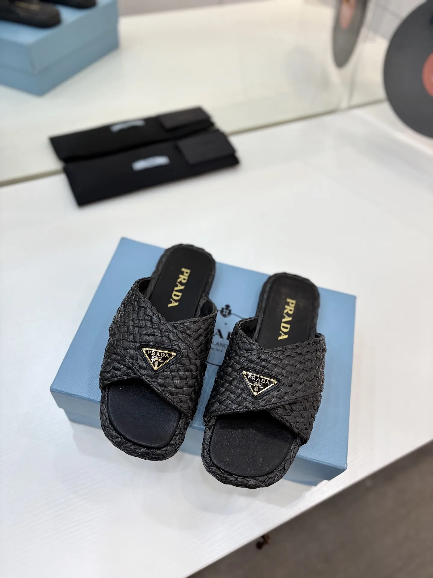 プラダ新作黒わら編みフラットサンダル - 画像 (4)