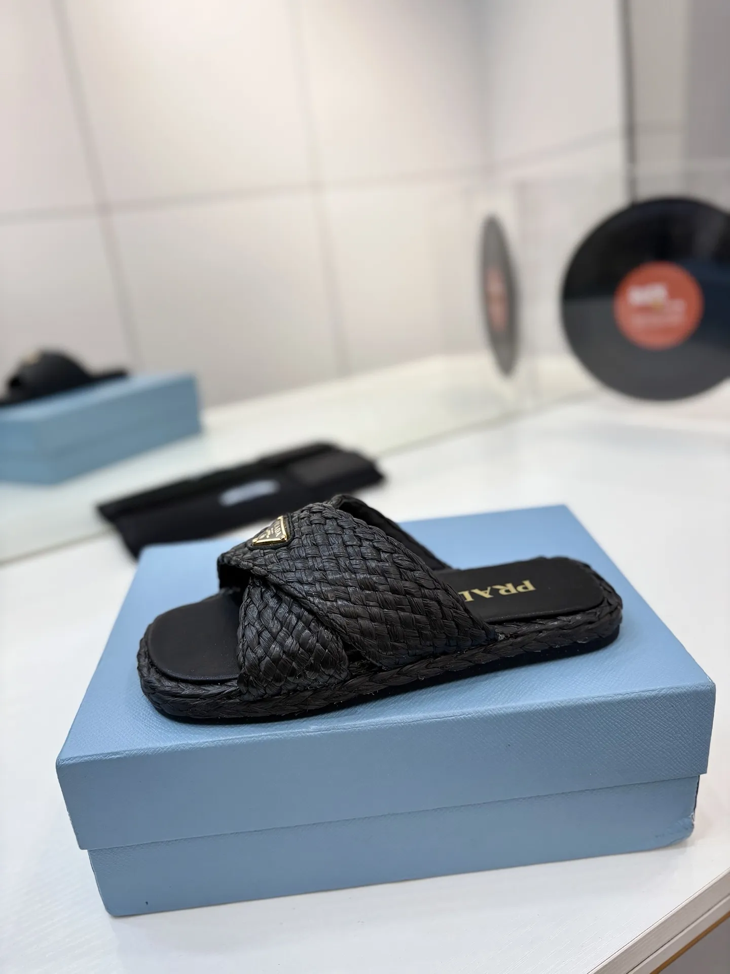 プラダ新作黒わら編みフラットサンダル - 画像 (5)