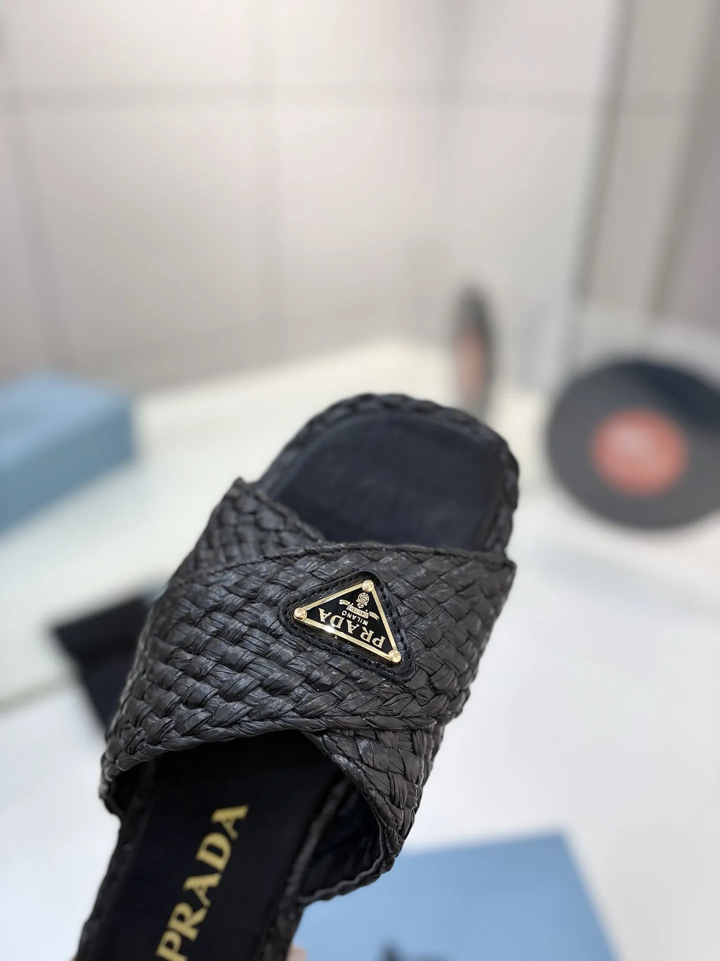 プラダ新作黒わら編みフラットサンダル - 画像 (6)