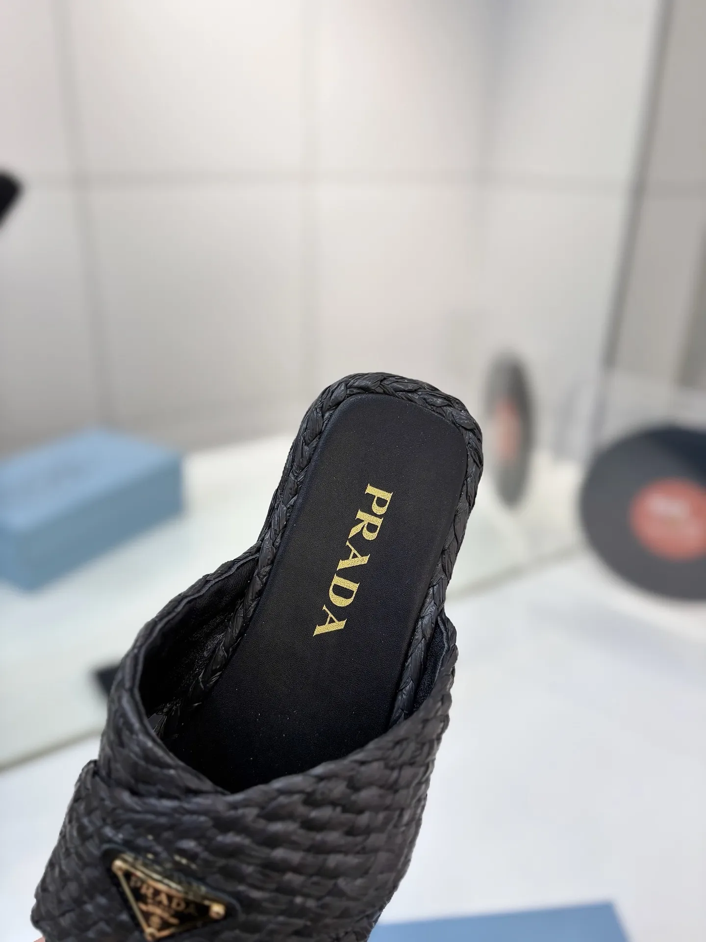 プラダ新作黒わら編みフラットサンダル - 画像 (8)