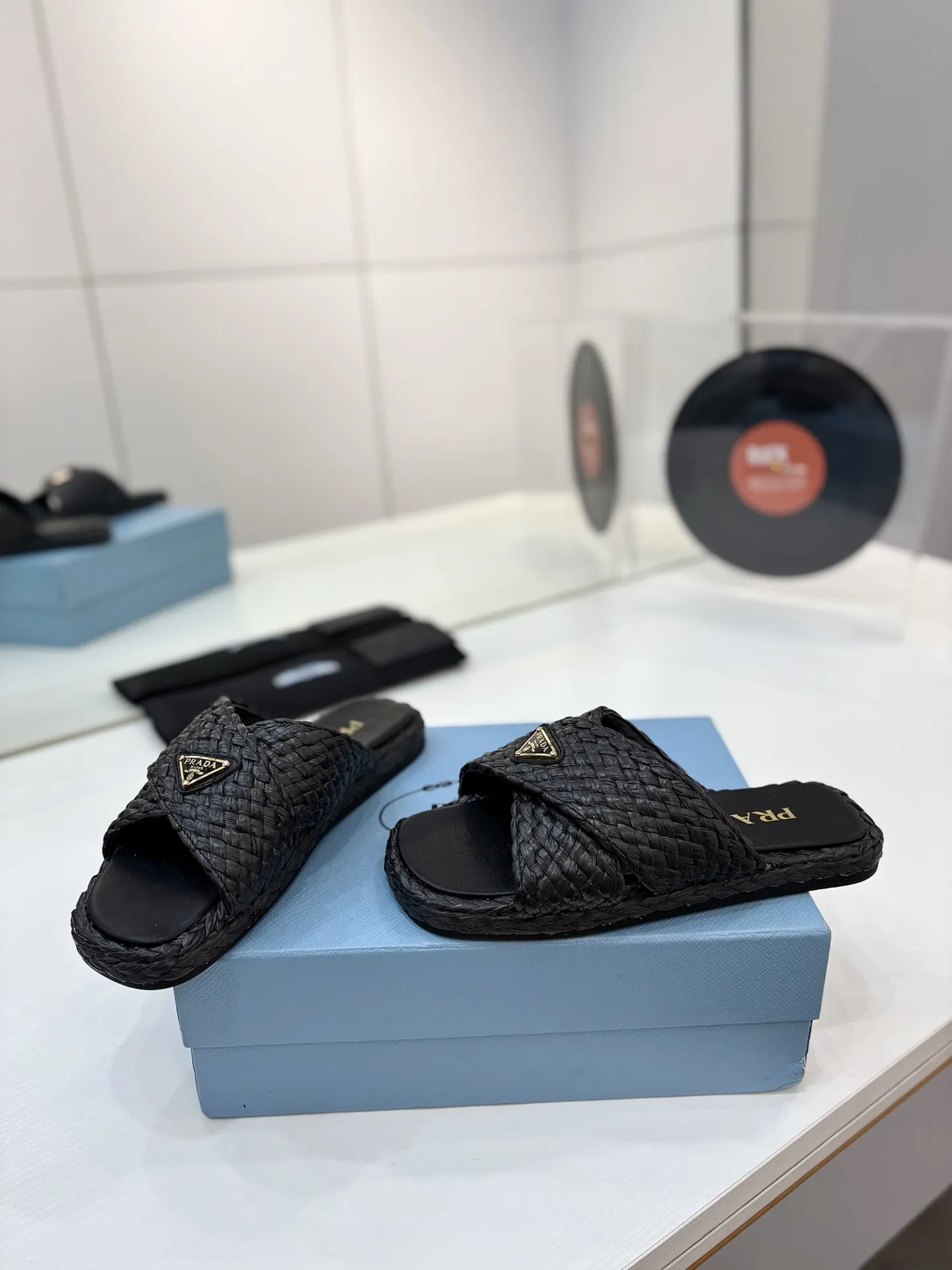 プラダ新作黒わら編みフラットサンダル - 画像 (9)