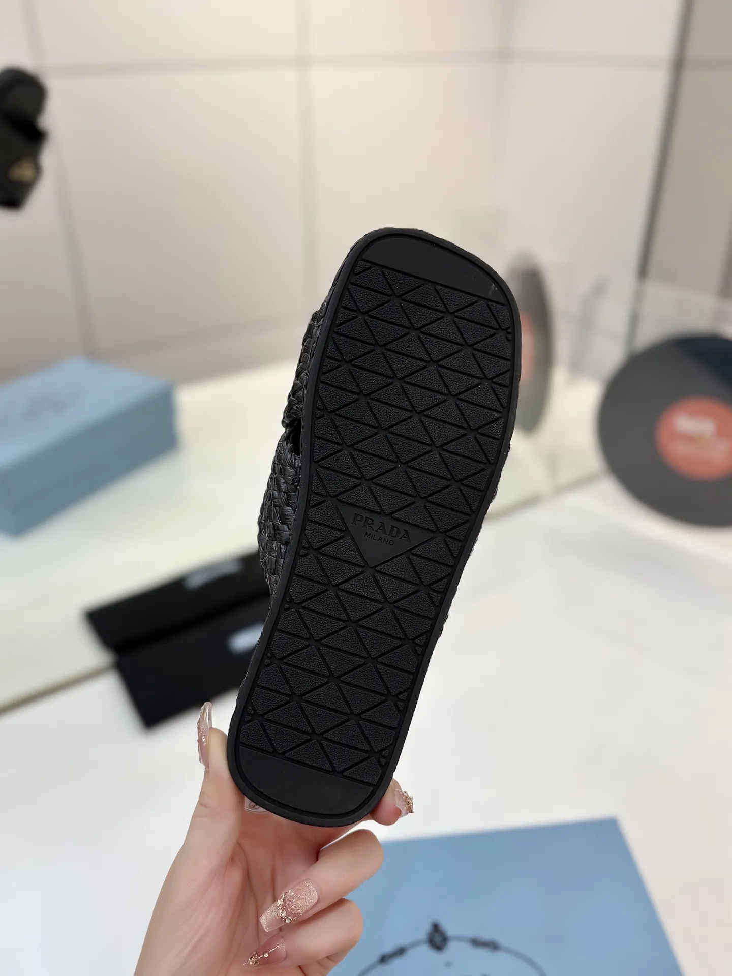 プラダ新作黒わら編みフラットサンダル - 画像 (10)