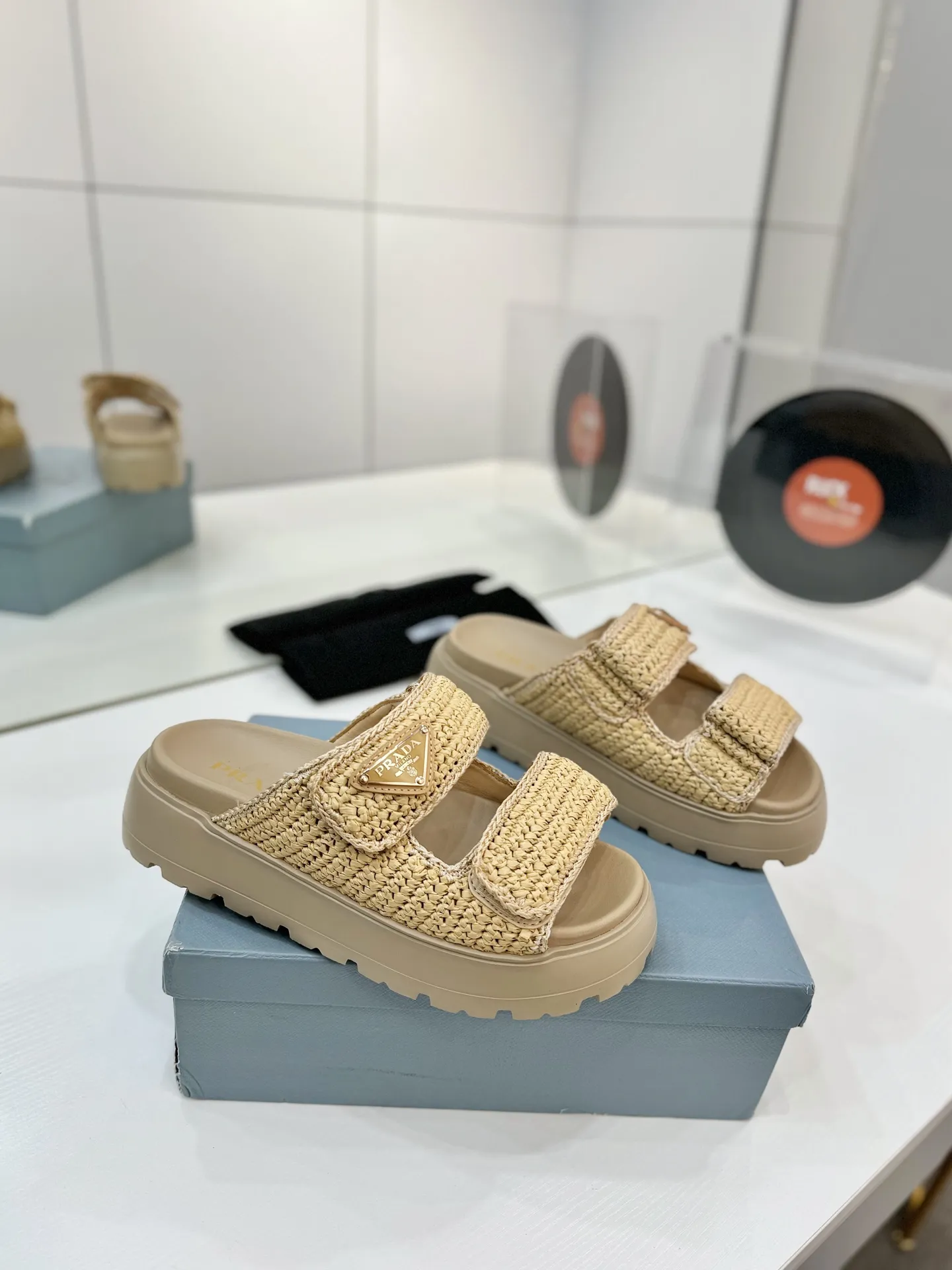プラダ新作わら編みサンダルベージュフラット
