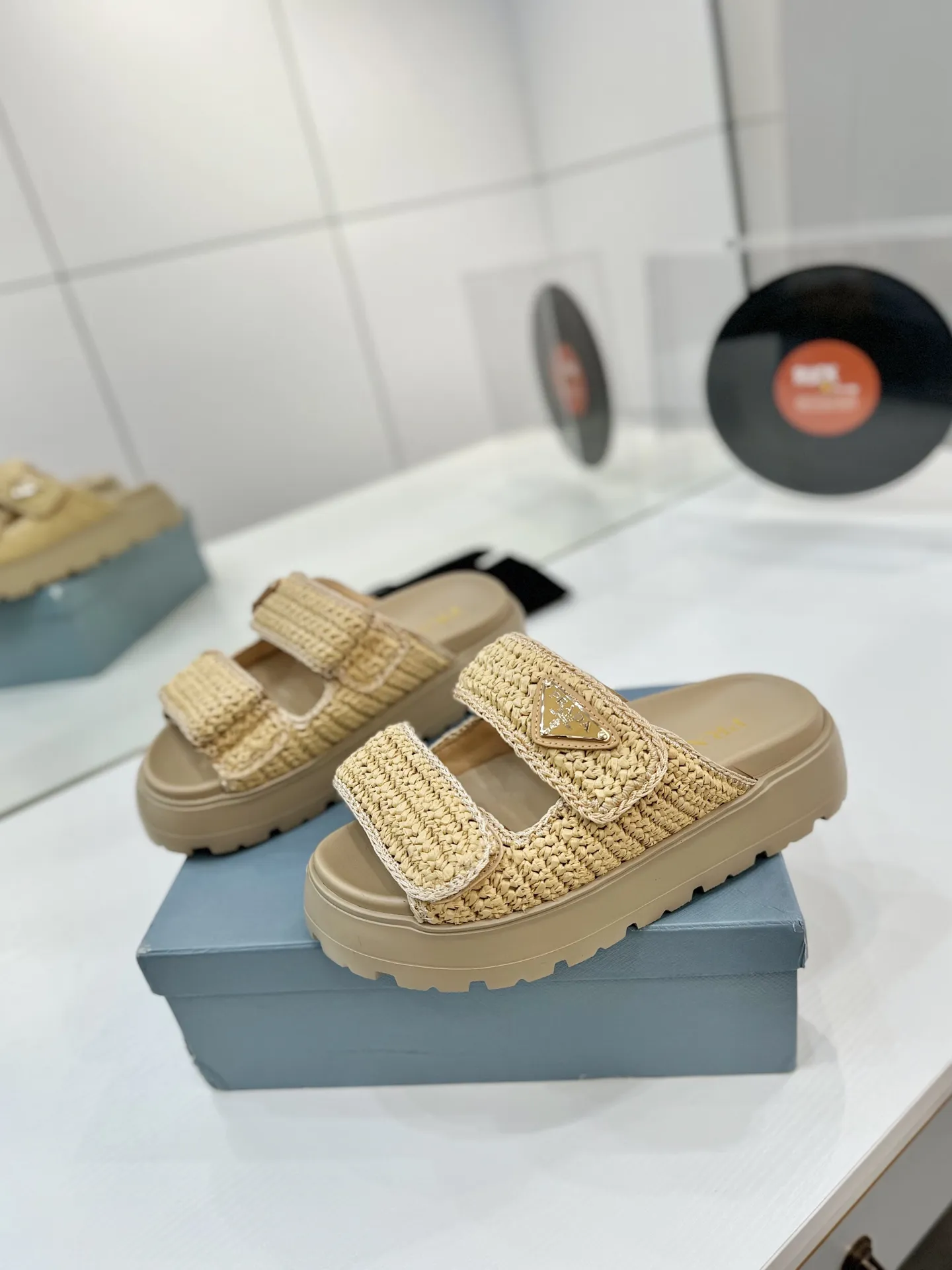 プラダ新作わら編みサンダルベージュフラット - 画像 (3)