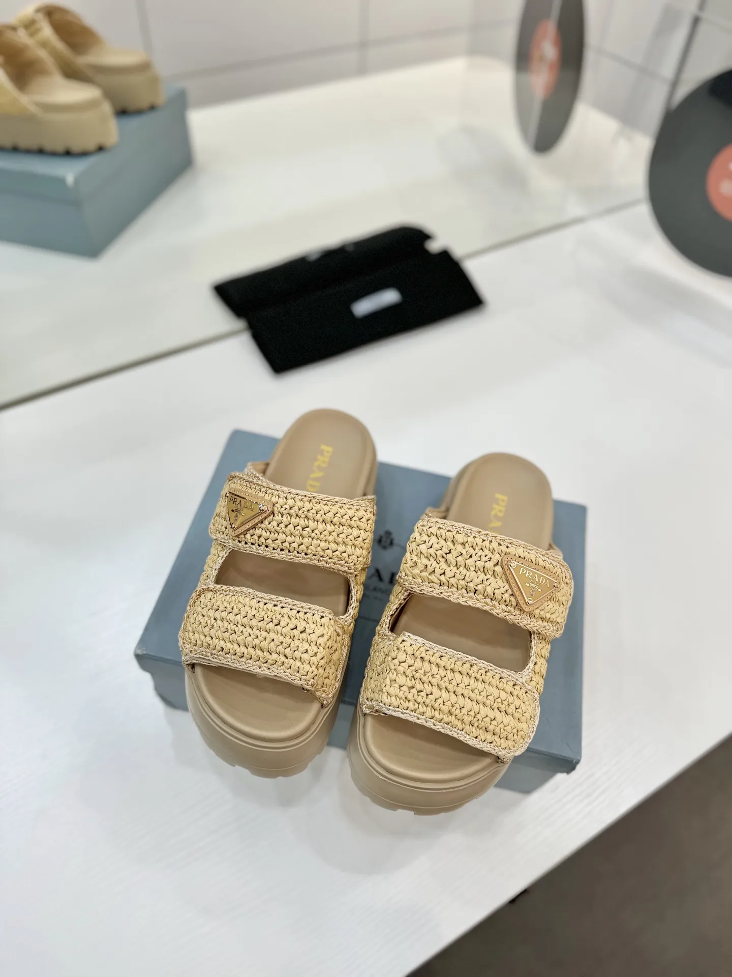 プラダ新作わら編みサンダルベージュフラット - 画像 (4)