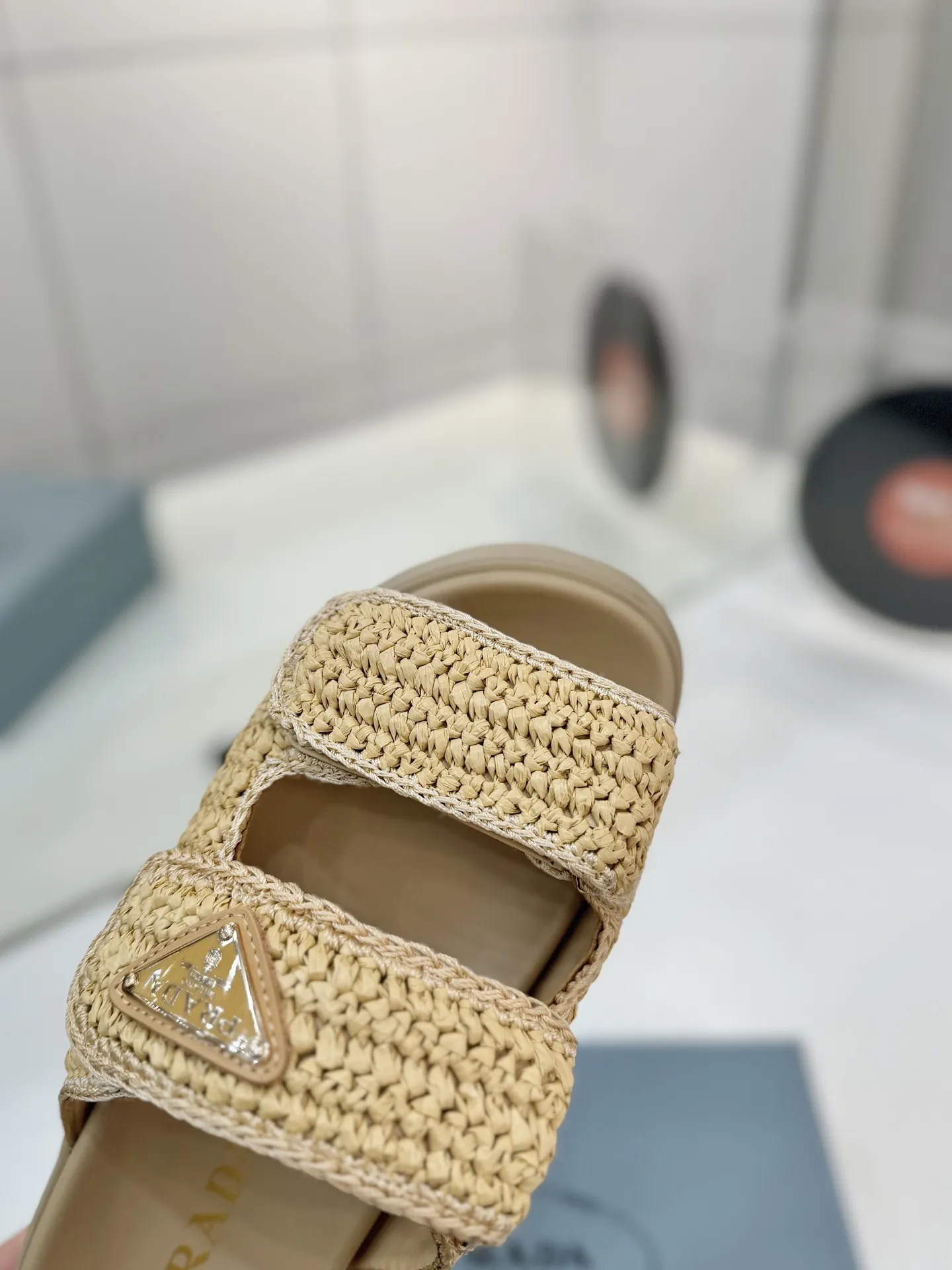 プラダ新作わら編みサンダルベージュフラット - 画像 (6)