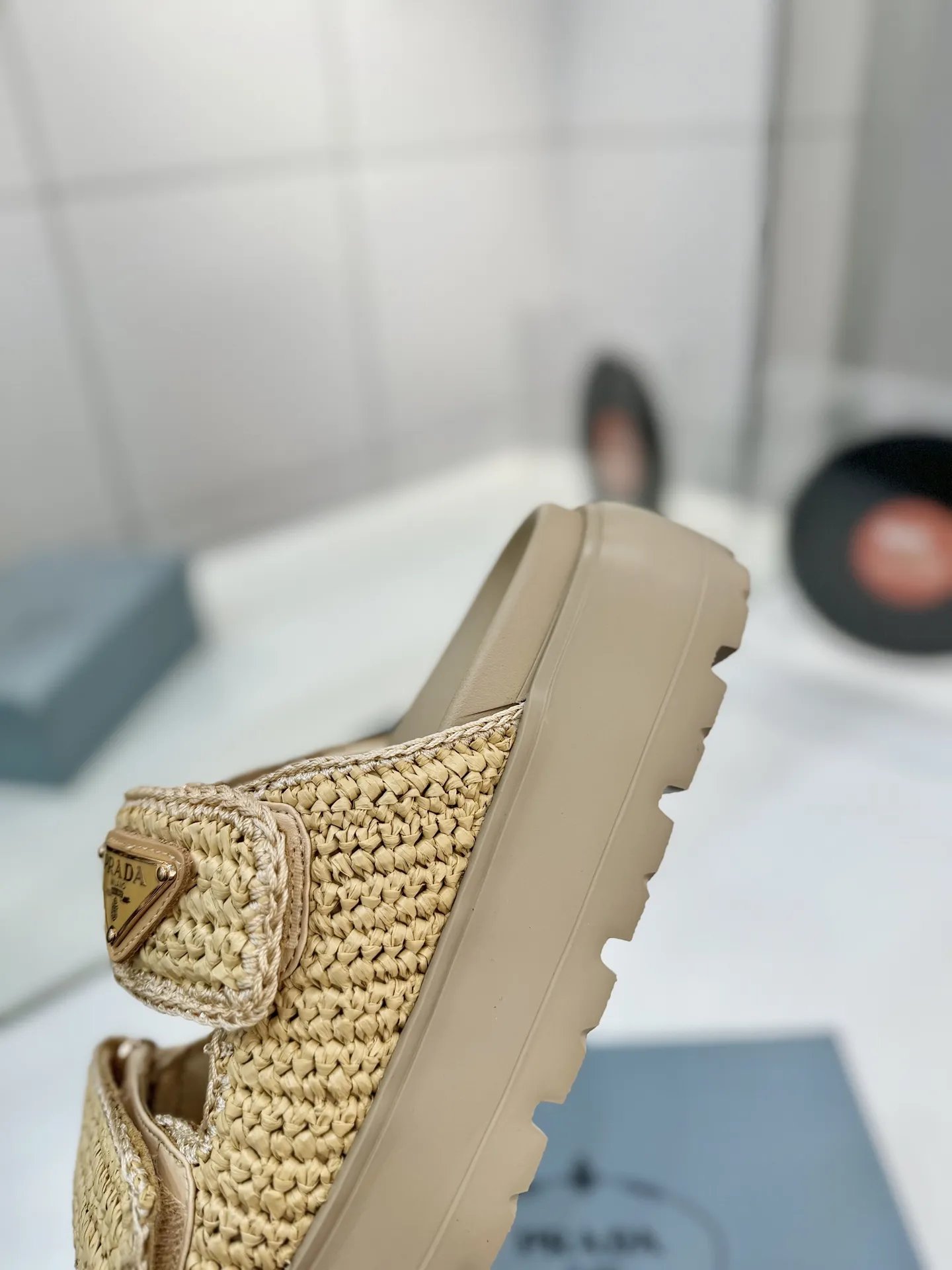 プラダ新作わら編みサンダルベージュフラット - 画像 (7)