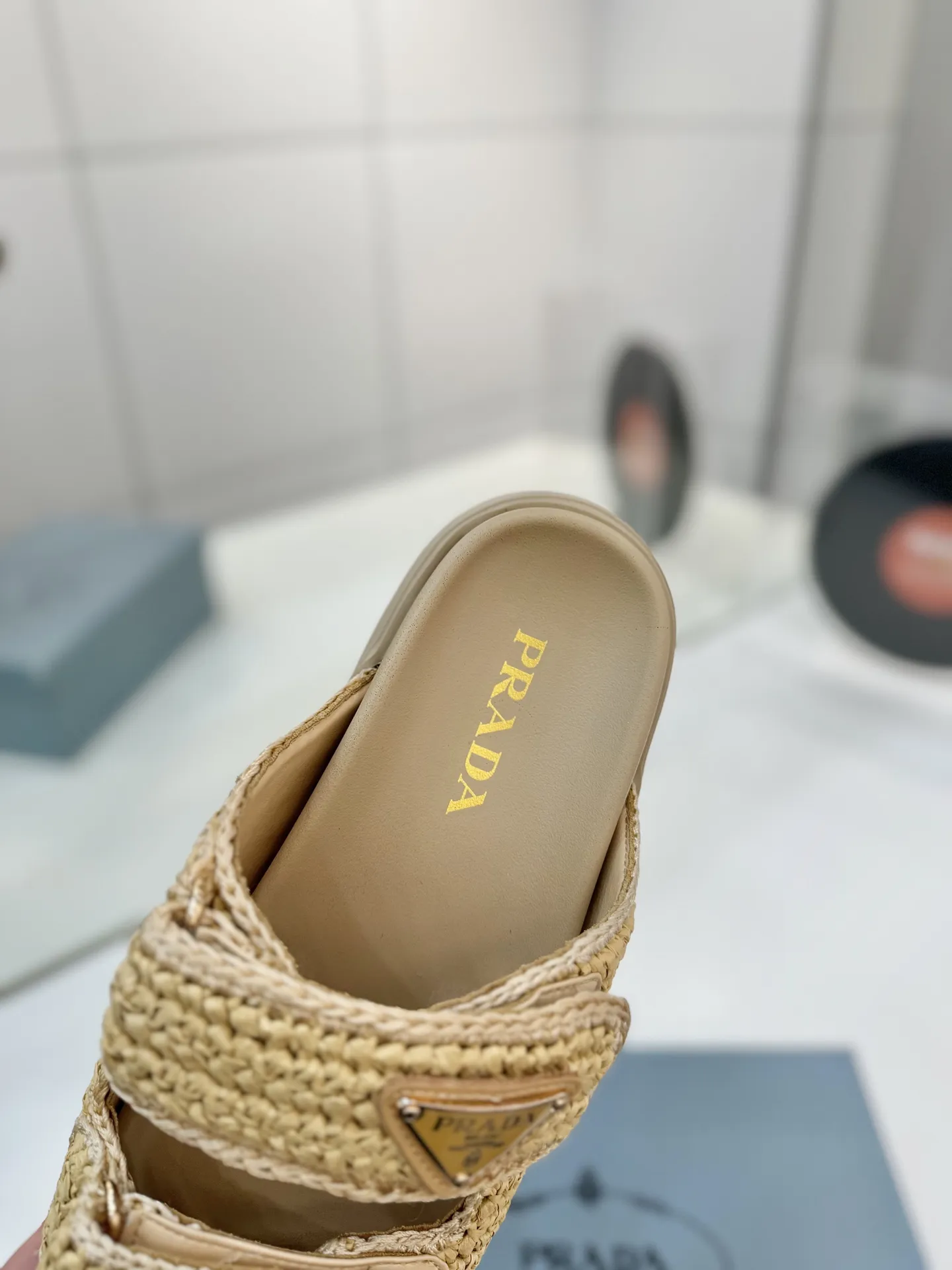 プラダ新作わら編みサンダルベージュフラット - 画像 (8)
