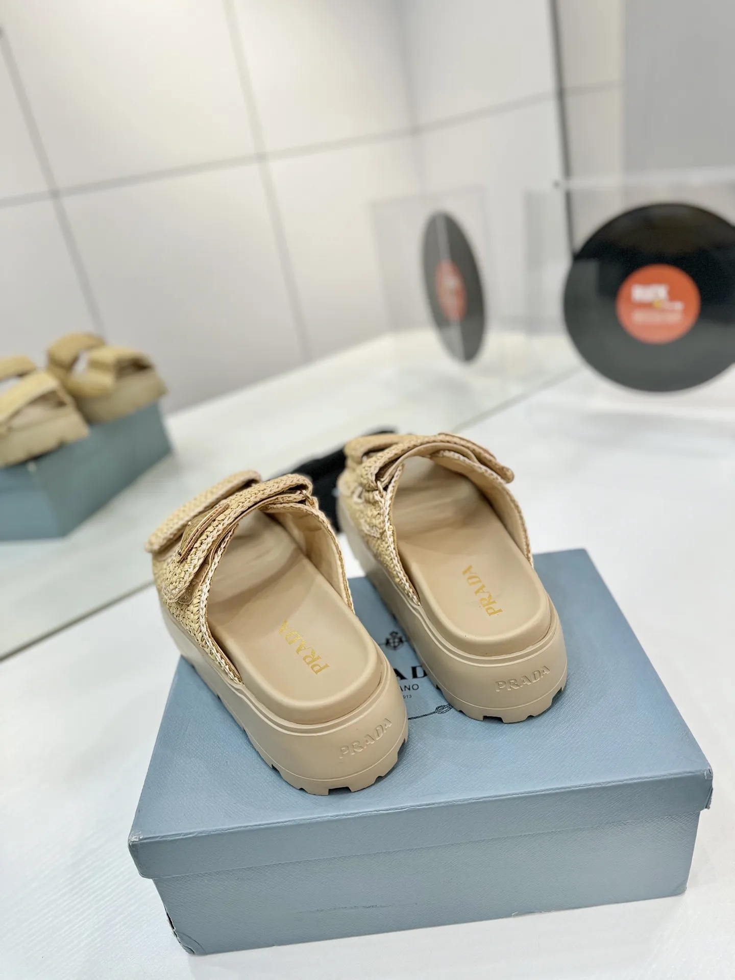 プラダ新作わら編みサンダルベージュフラット - 画像 (9)