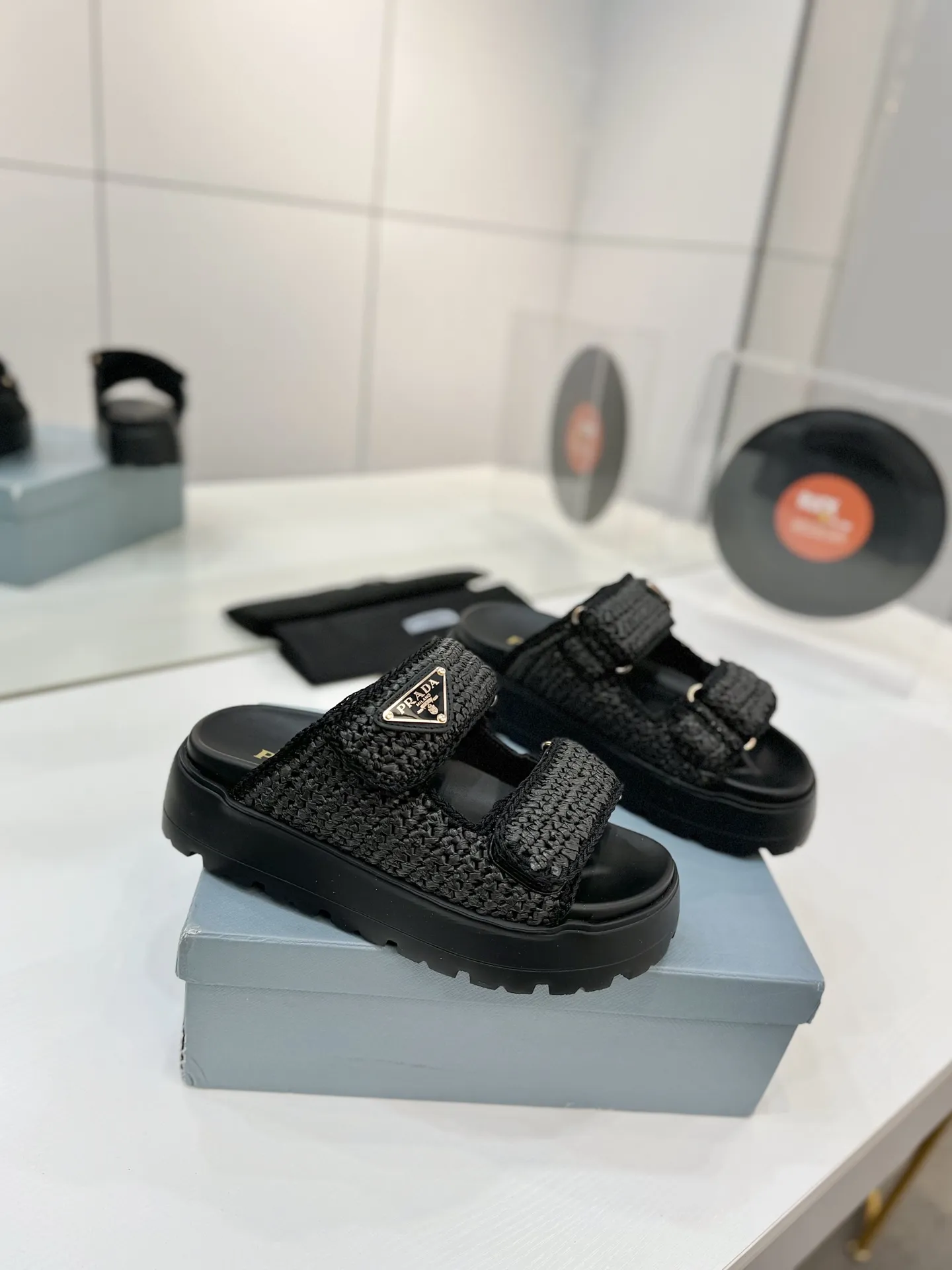プラダ新作わら編み黒フラットサンダル
