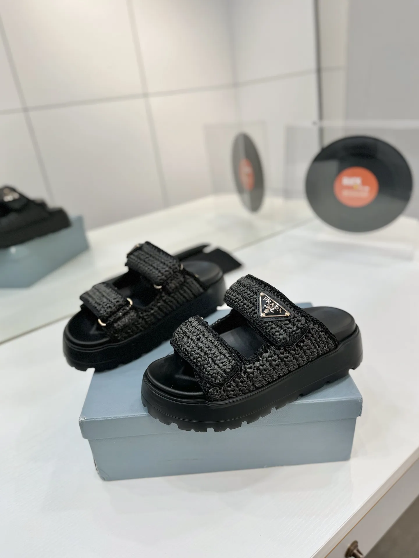 プラダ新作わら編み黒フラットサンダル - 画像 (3)