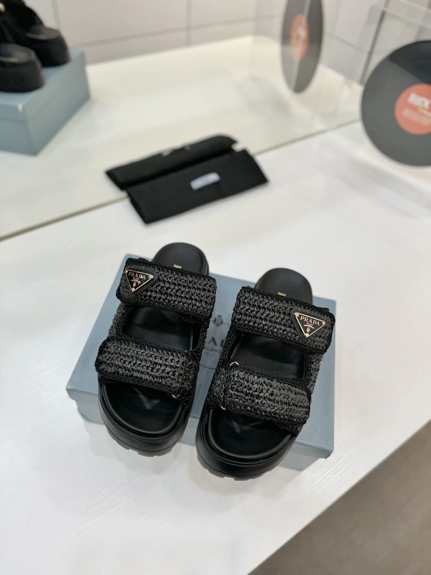 プラダ新作わら編み黒フラットサンダル - 画像 (4)