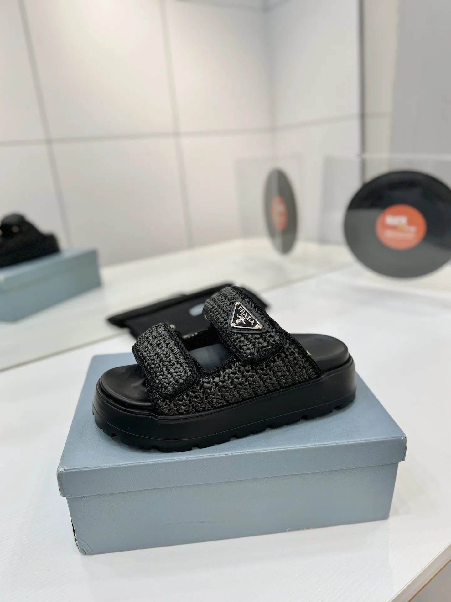 プラダ新作わら編み黒フラットサンダル - 画像 (5)