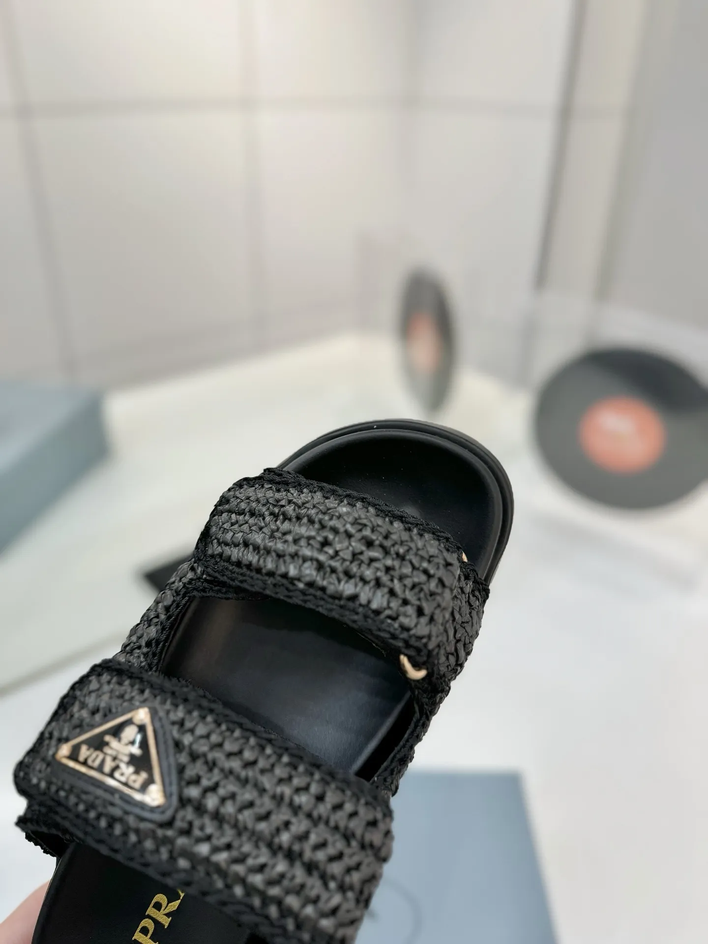 プラダ新作わら編み黒フラットサンダル - 画像 (6)