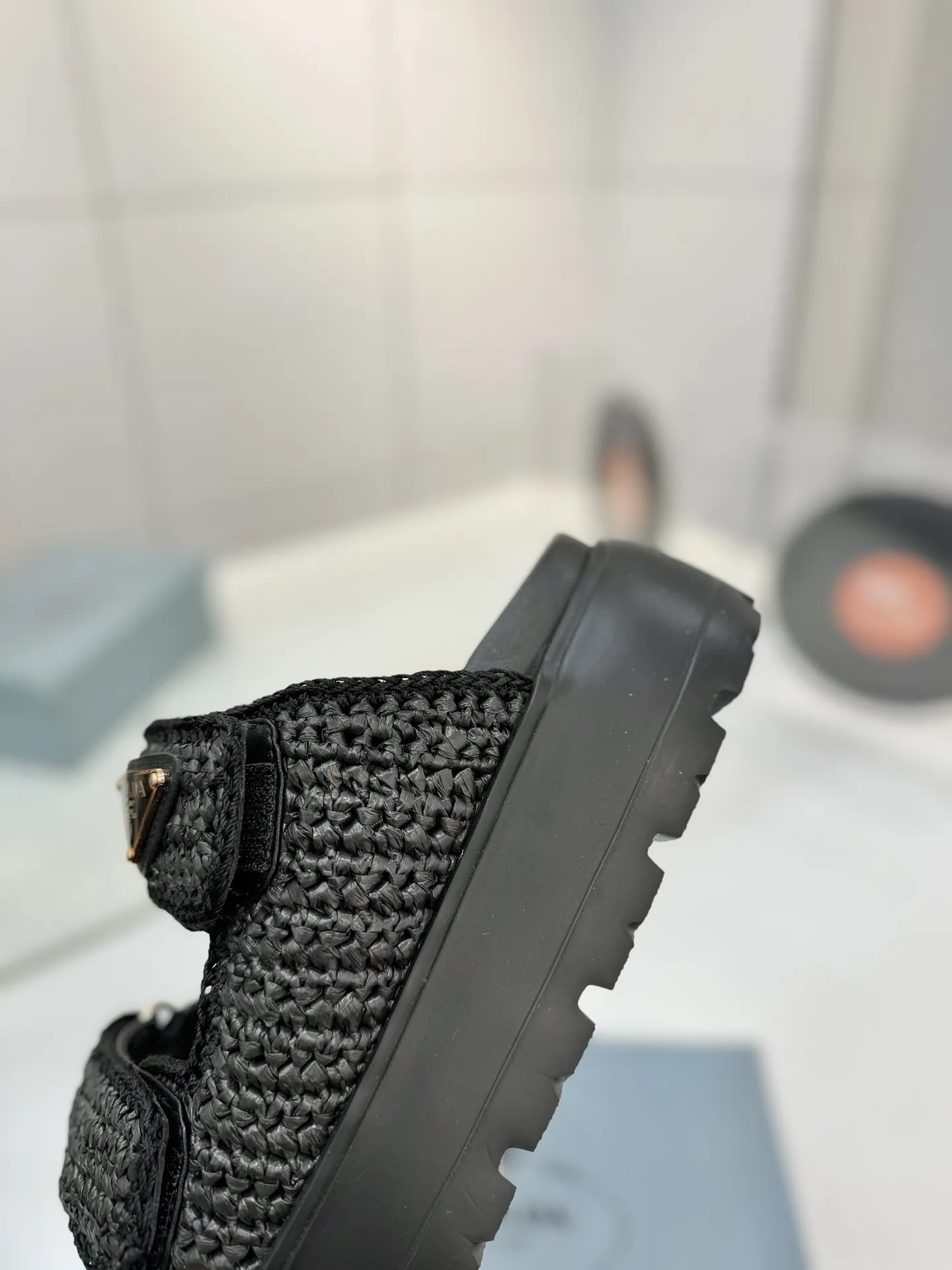 プラダ新作わら編み黒フラットサンダル - 画像 (7)