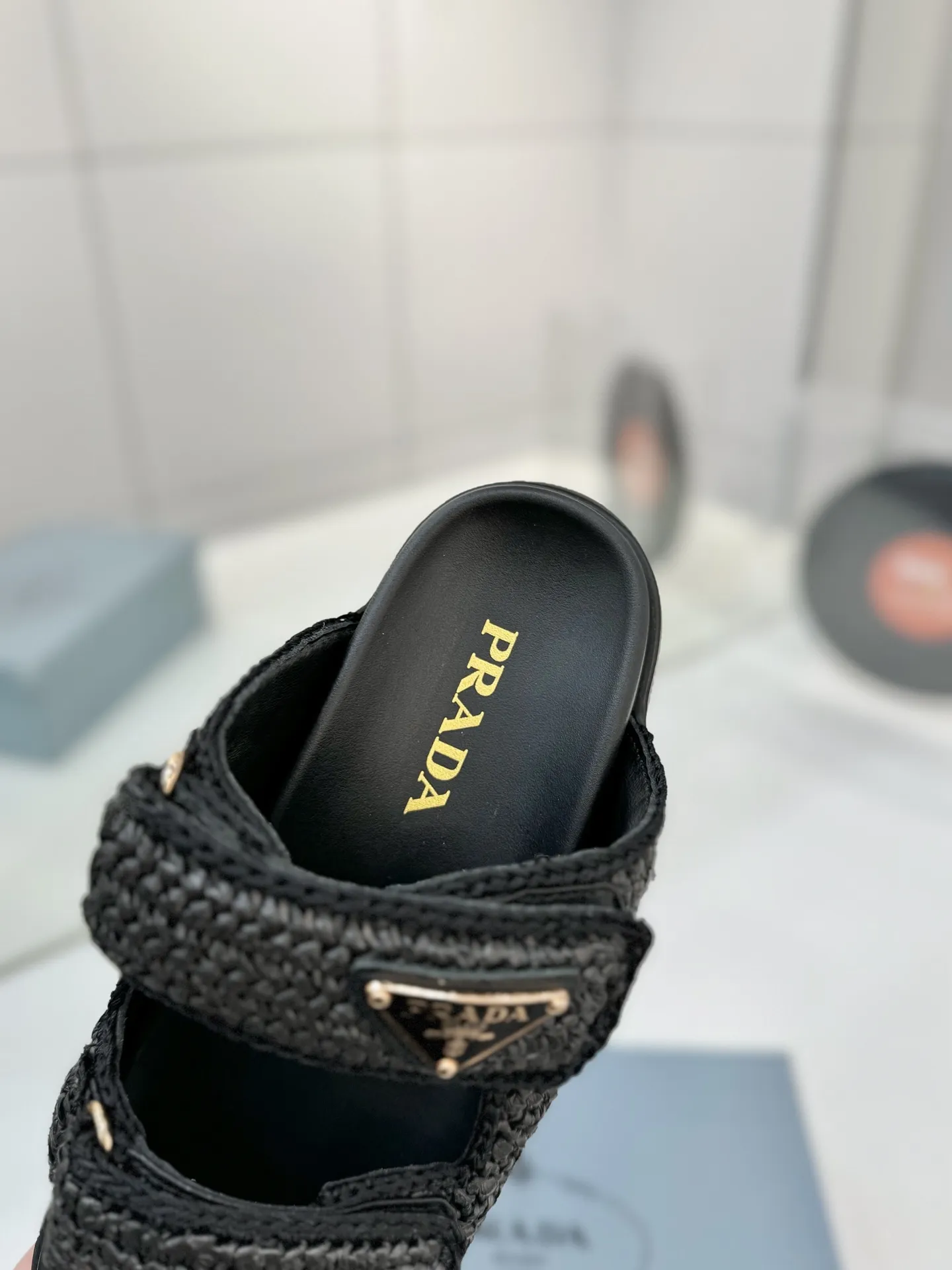 プラダ新作わら編み黒フラットサンダル - 画像 (8)