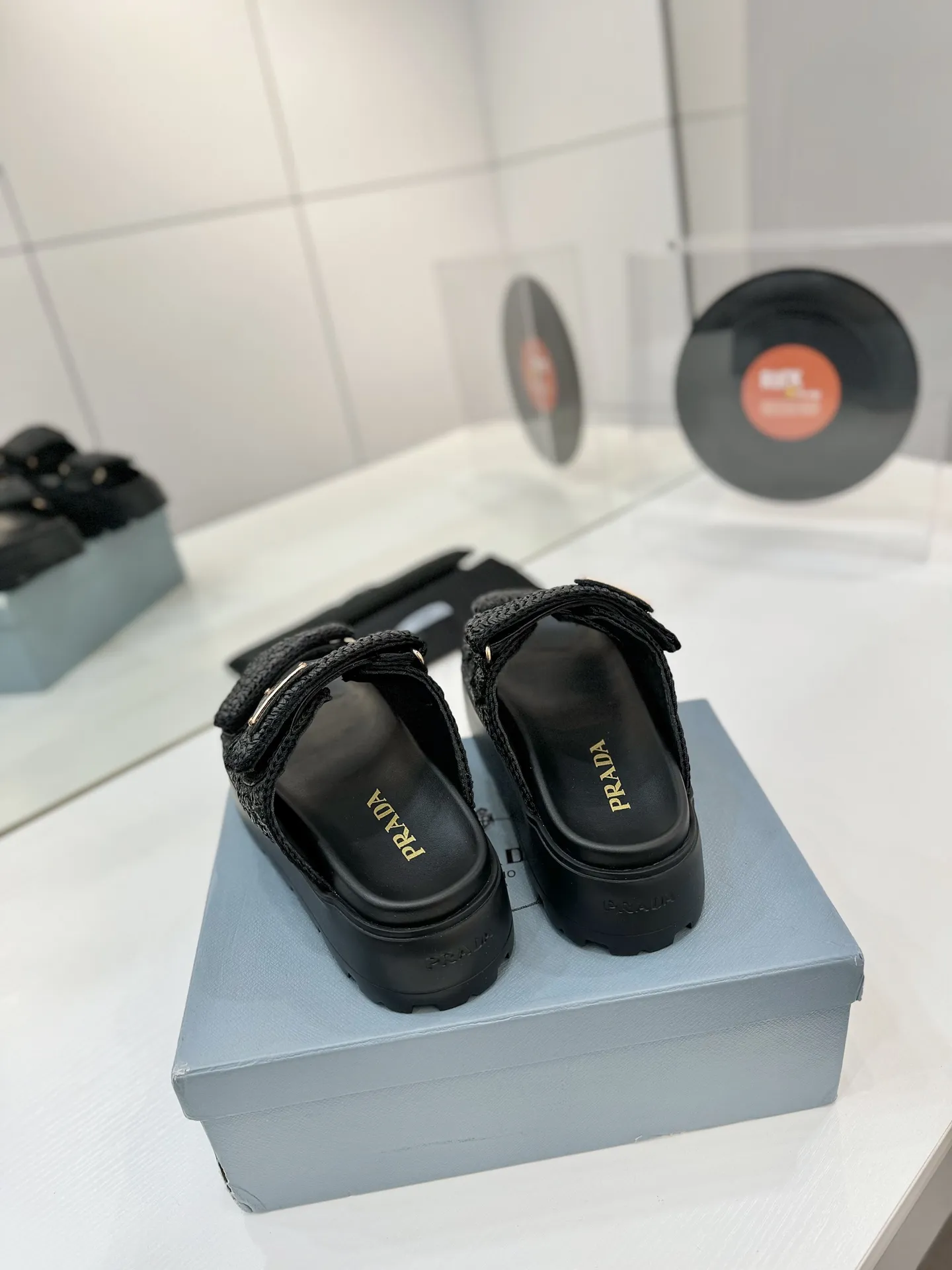 プラダ新作わら編み黒フラットサンダル - 画像 (9)