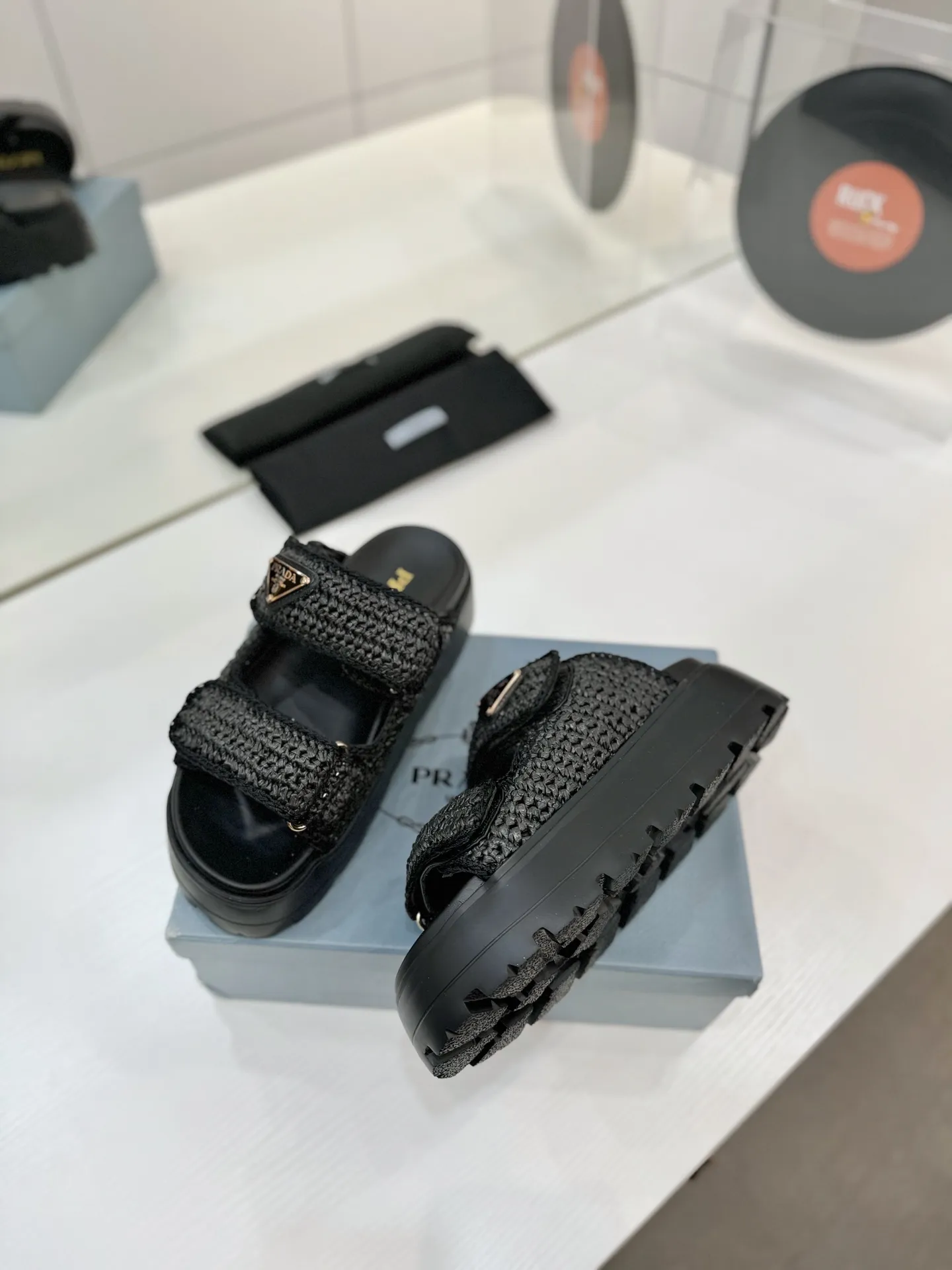 プラダ新作わら編み黒フラットサンダル - 画像 (10)