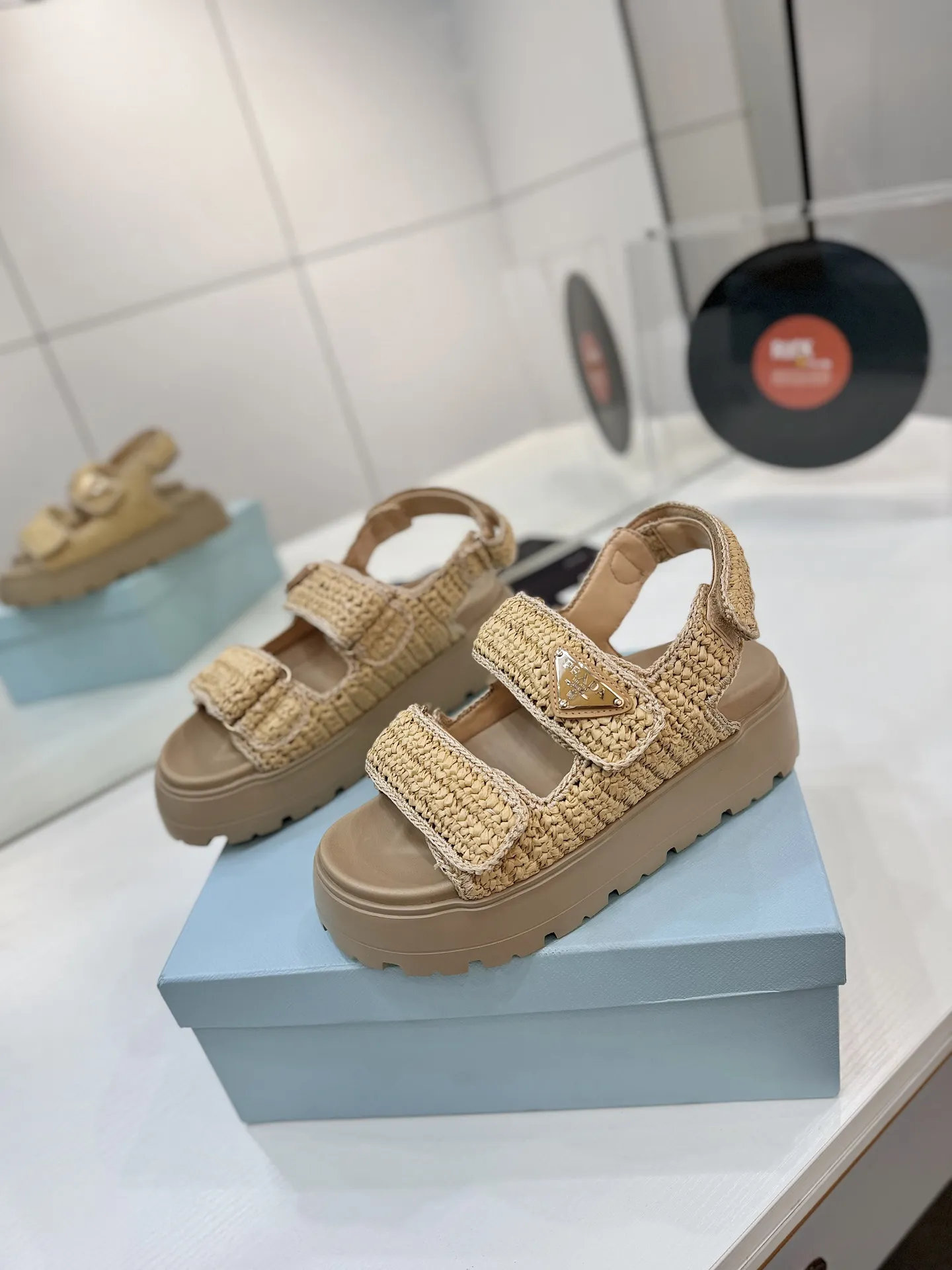 プラダ新作わら編みフラットサンダルベージュ - 画像 (3)
