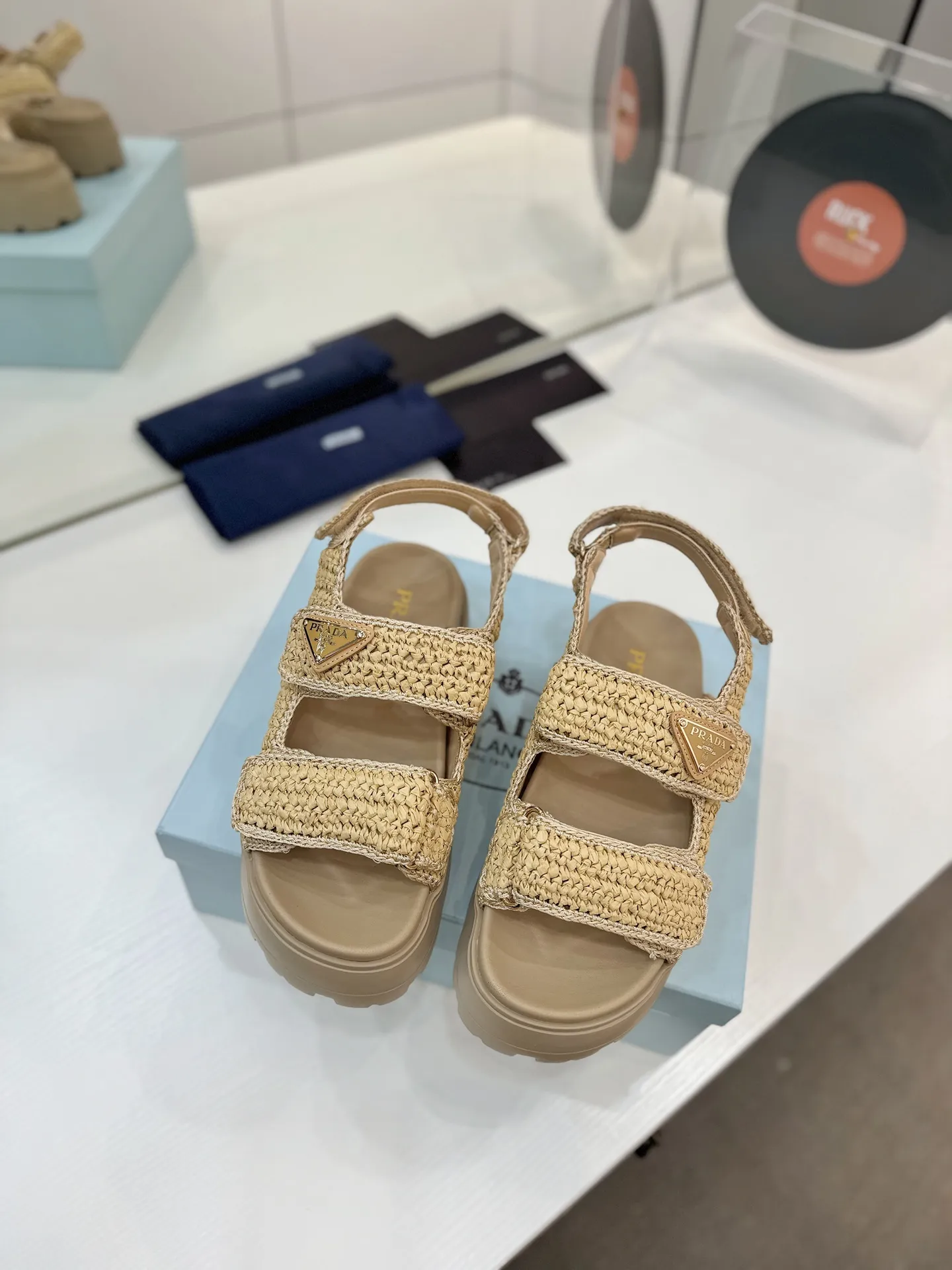 プラダ新作わら編みフラットサンダルベージュ - 画像 (4)