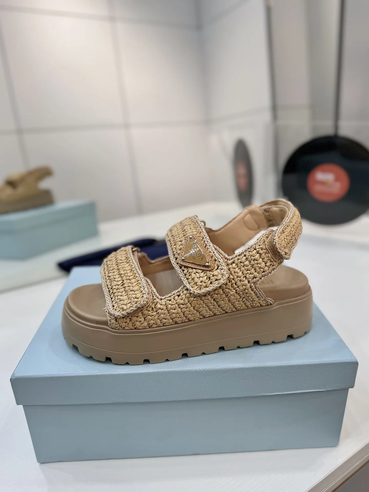 プラダ新作わら編みフラットサンダルベージュ - 画像 (5)