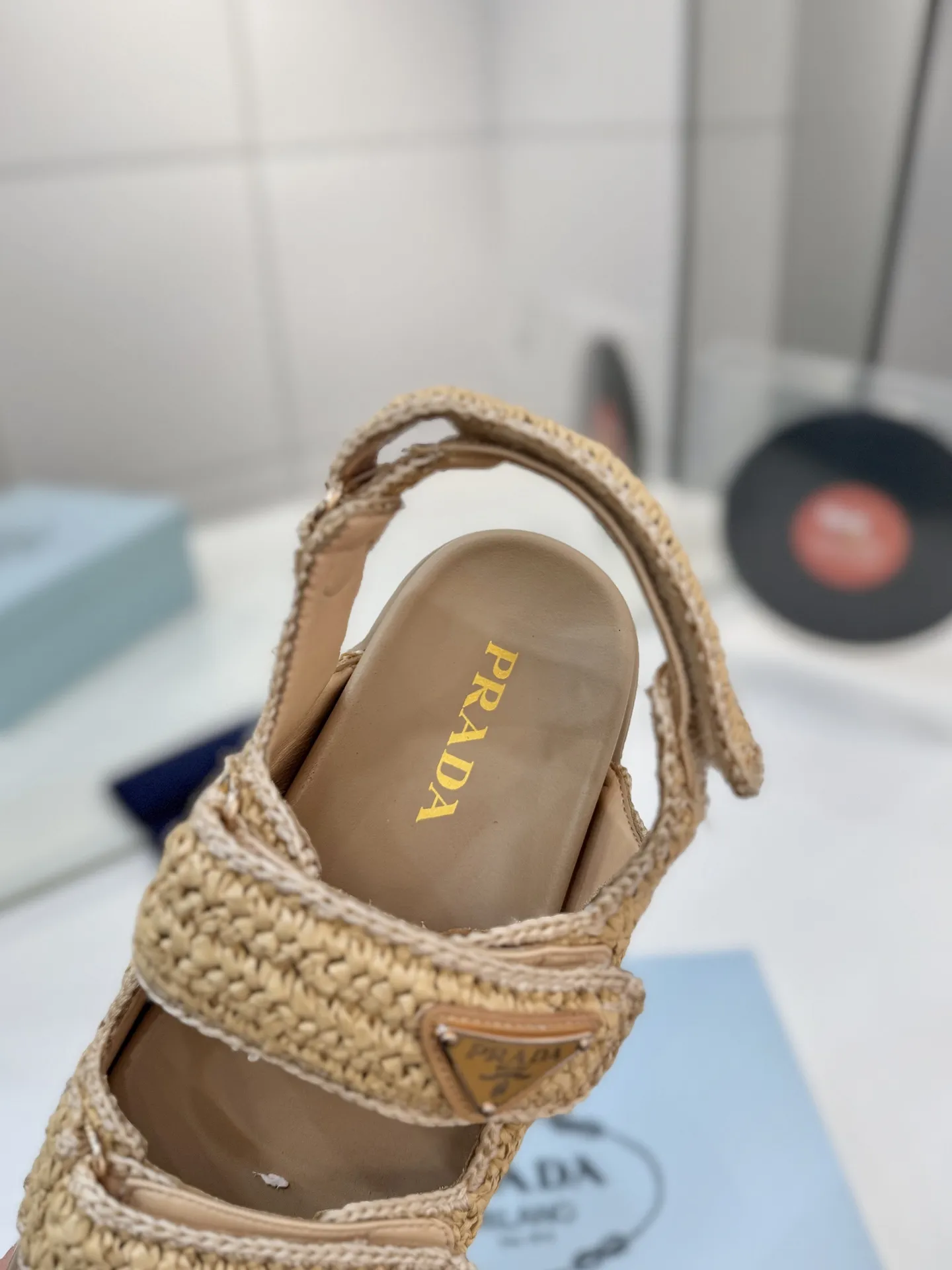 プラダ新作わら編みフラットサンダルベージュ - 画像 (7)