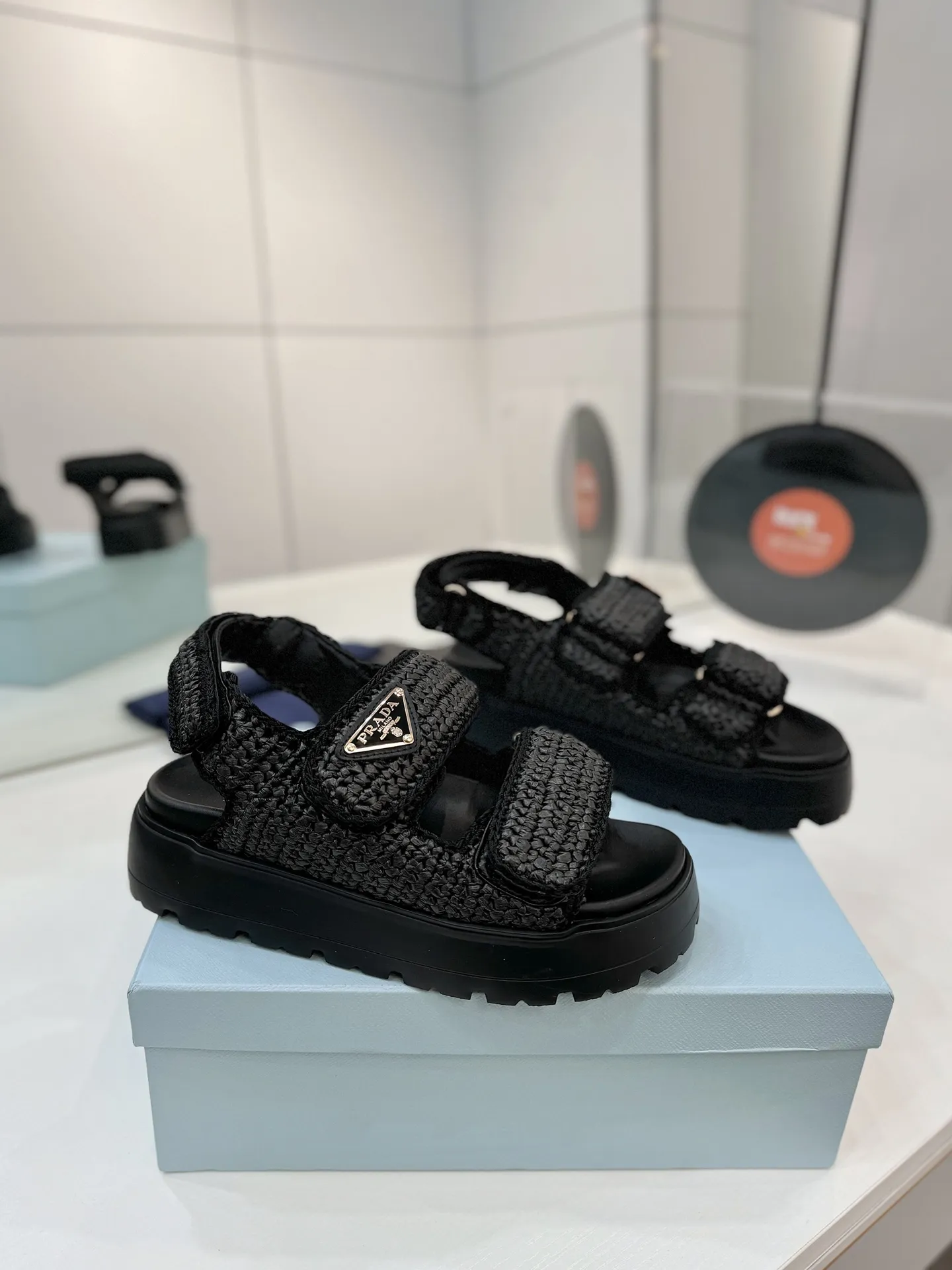 プラダ新作わら編みフラットサンダル黒