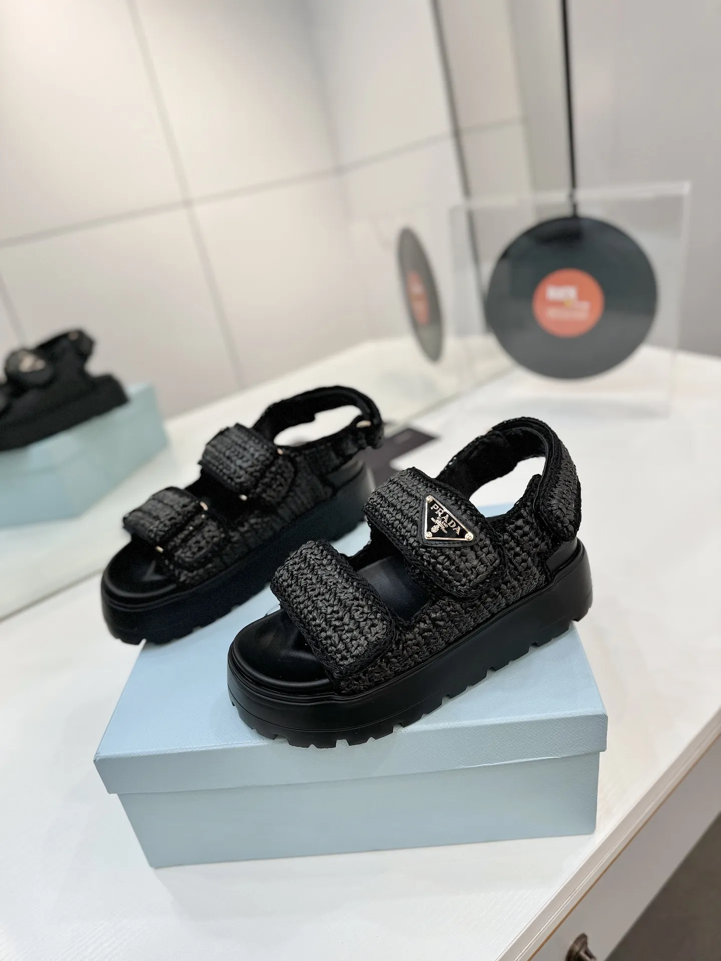 プラダ新作わら編みフラットサンダル黒 - 画像 (3)