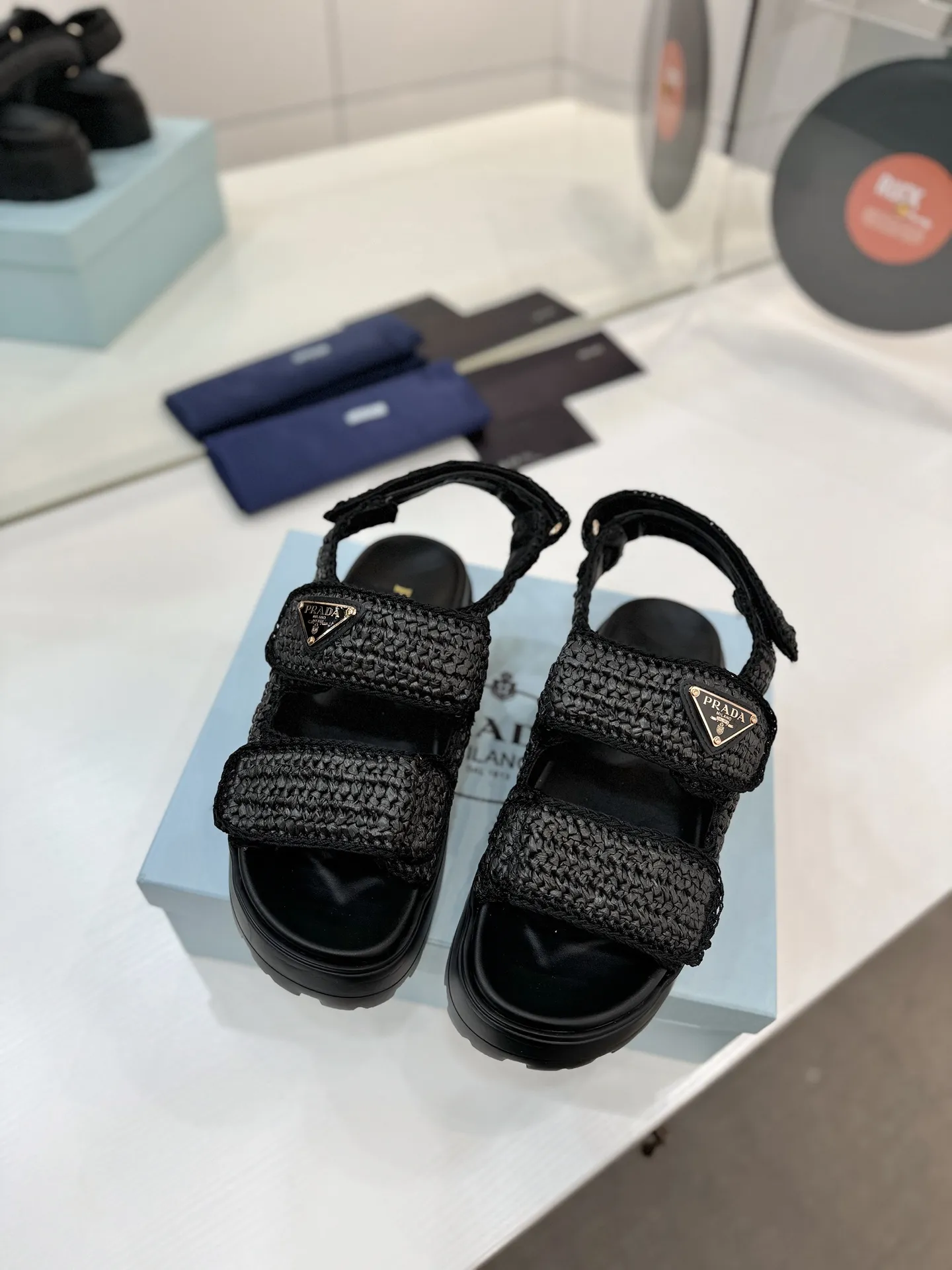 プラダ新作わら編みフラットサンダル黒 - 画像 (4)