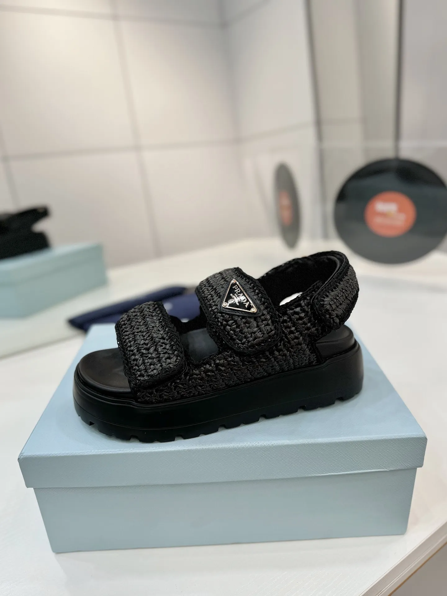 プラダ新作わら編みフラットサンダル黒 - 画像 (5)