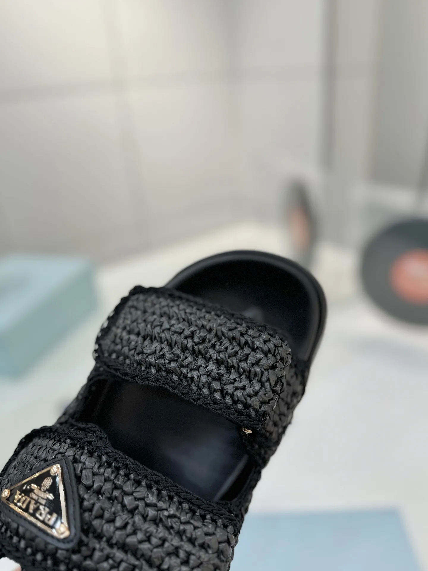 プラダ新作わら編みフラットサンダル黒 - 画像 (6)