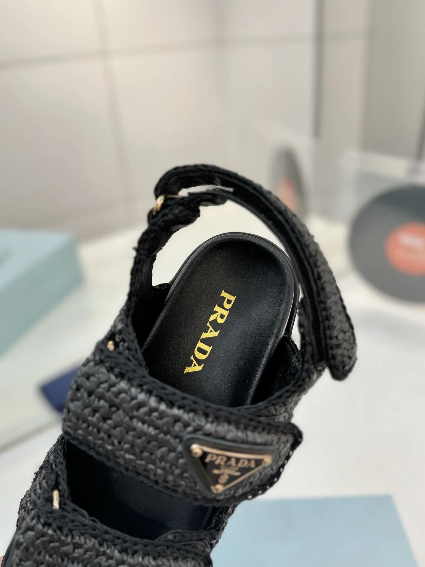 プラダ新作わら編みフラットサンダル黒 - 画像 (7)