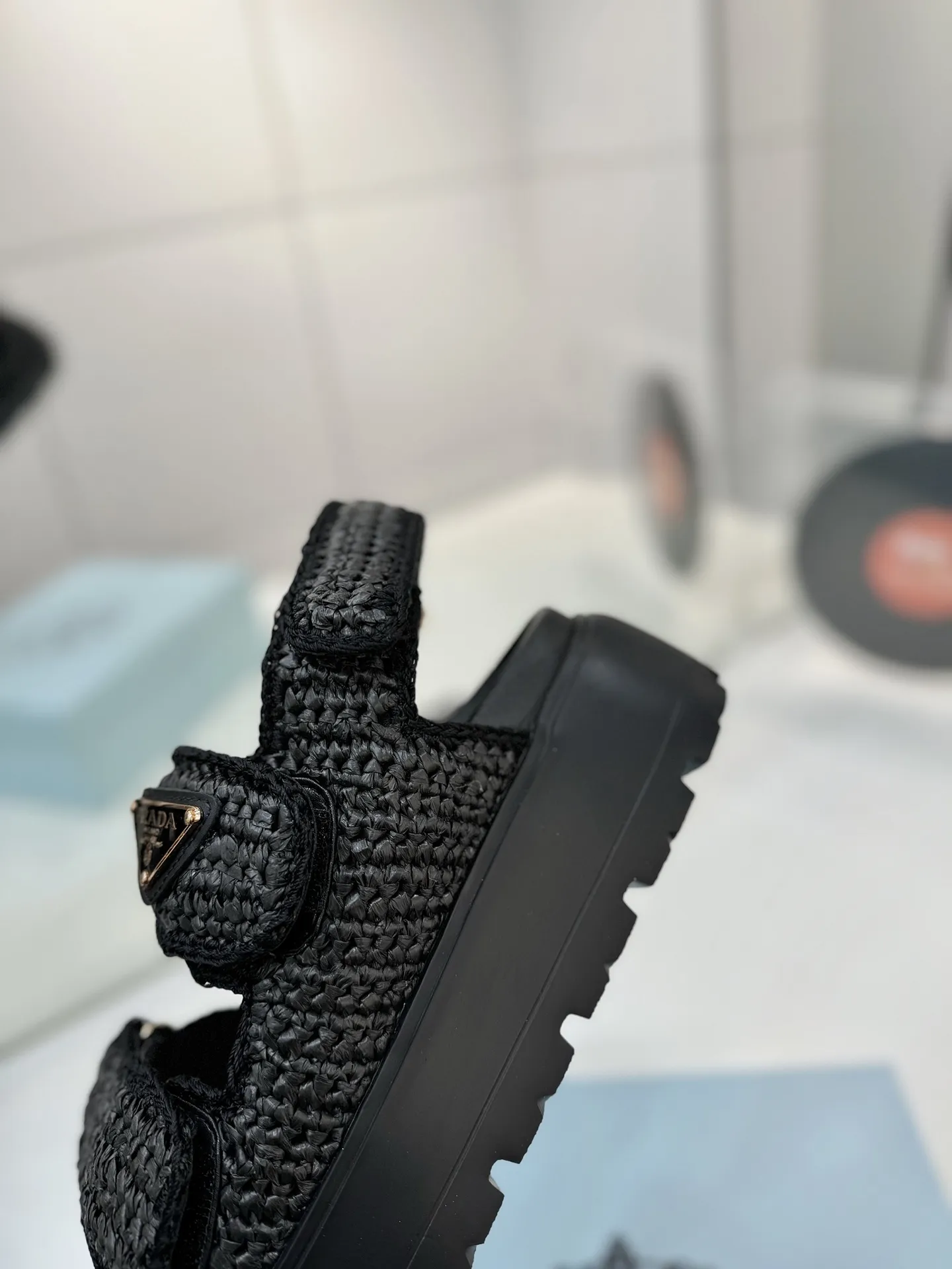 プラダ新作わら編みフラットサンダル黒 - 画像 (8)