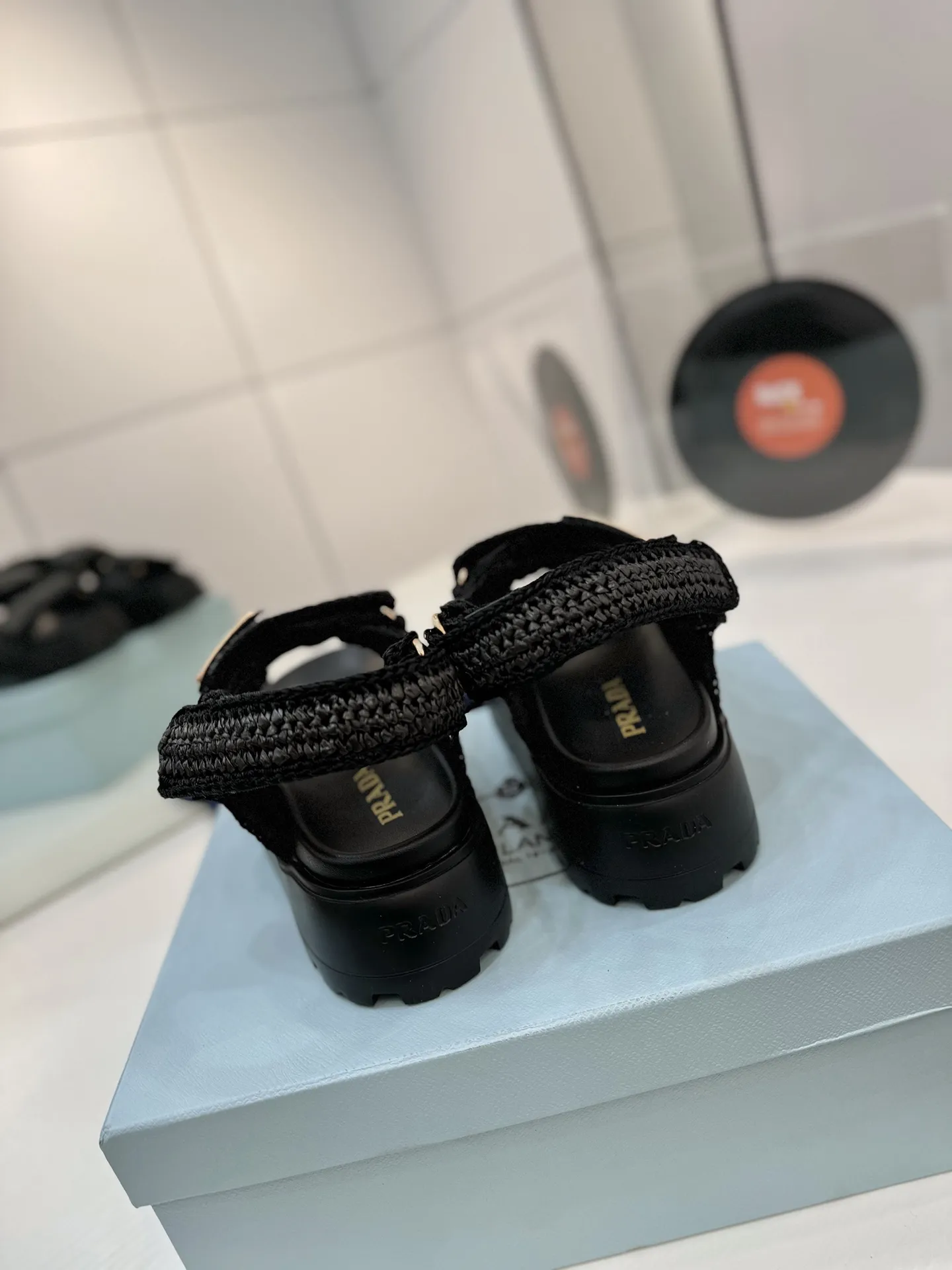 プラダ新作わら編みフラットサンダル黒 - 画像 (9)