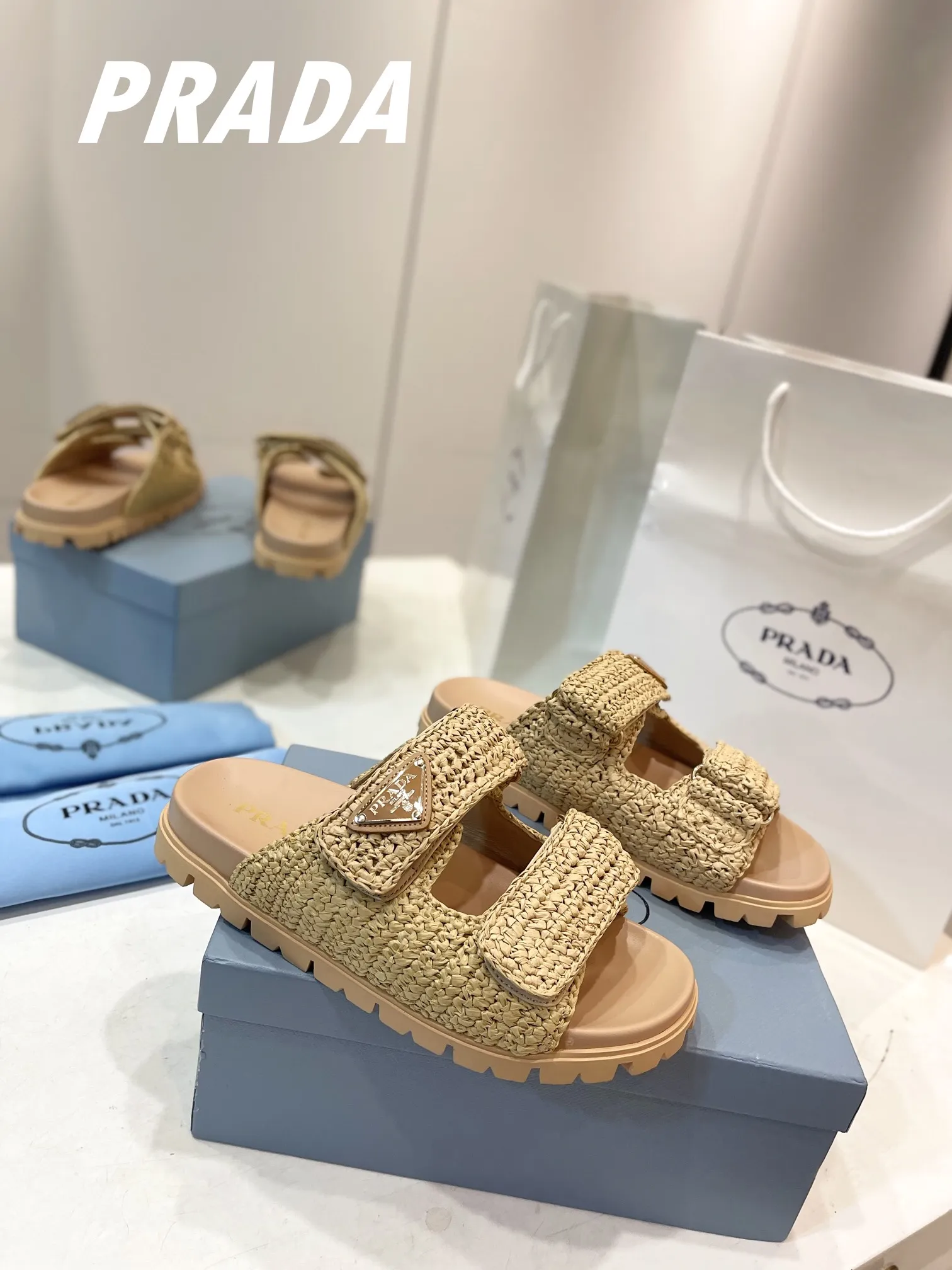 プラダ新作わら編みフラットサンダルベージュ