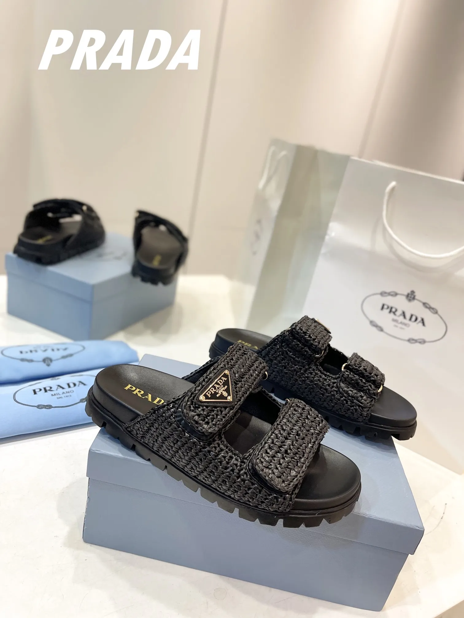 プラダ新作わら編みフラットサンダル黒