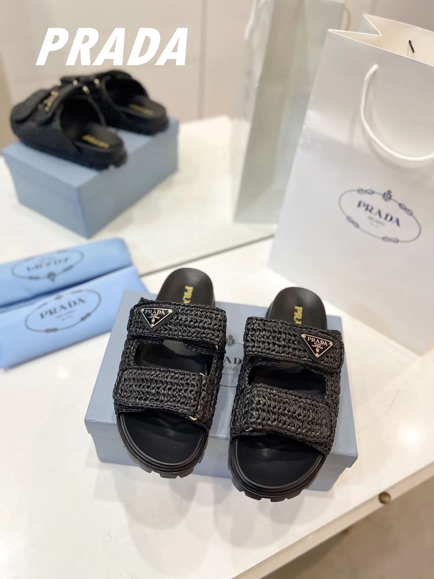 プラダ新作わら編みフラットサンダル黒 - 画像 (4)