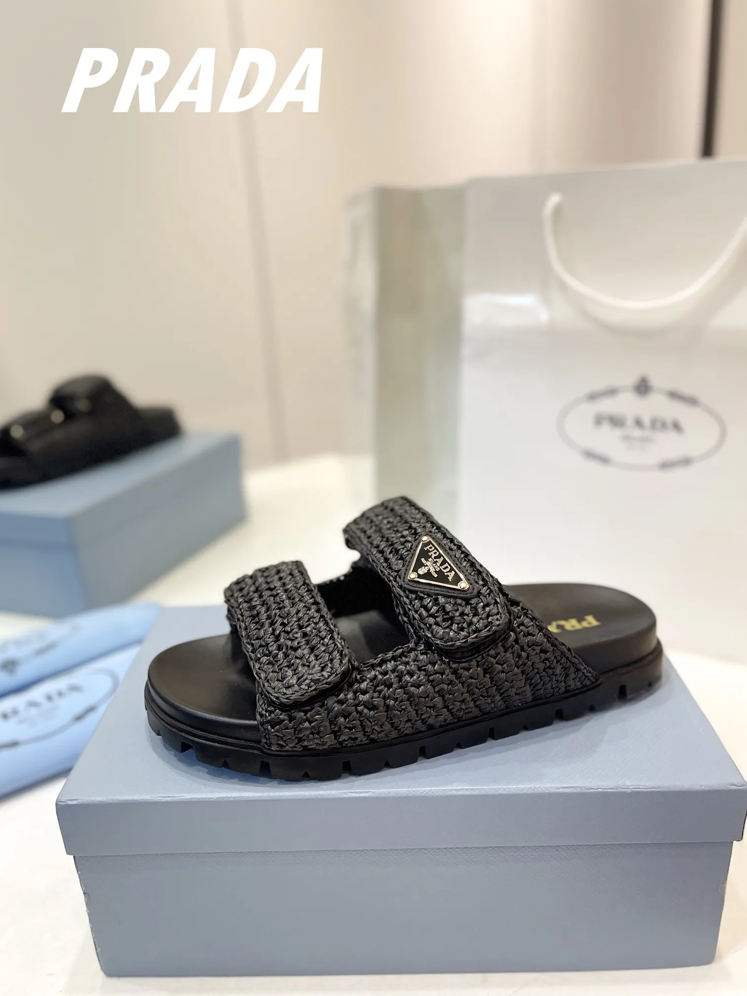 プラダ新作わら編みフラットサンダル黒 - 画像 (5)