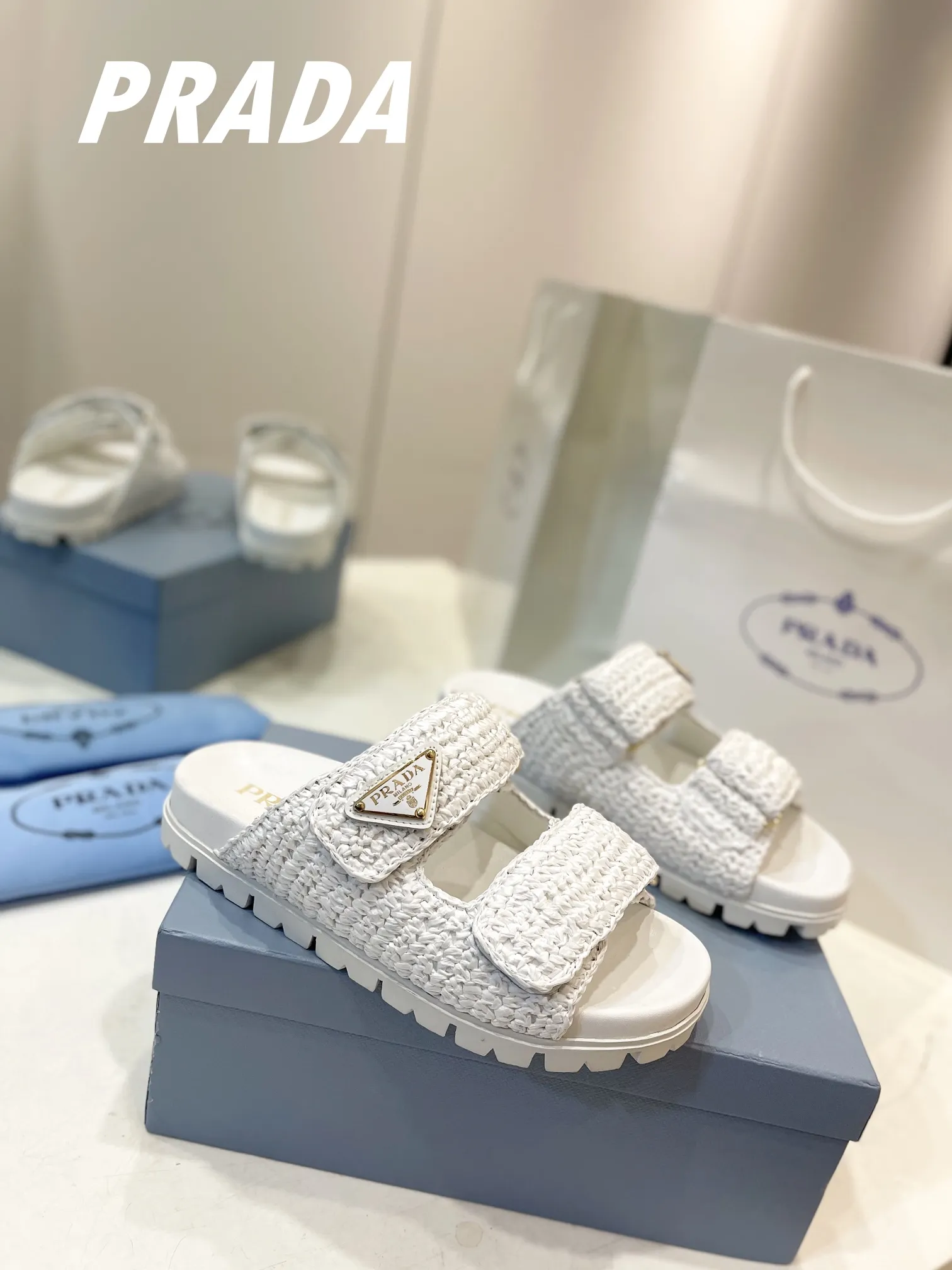 プラダ新作わら編みフラットサンダル白