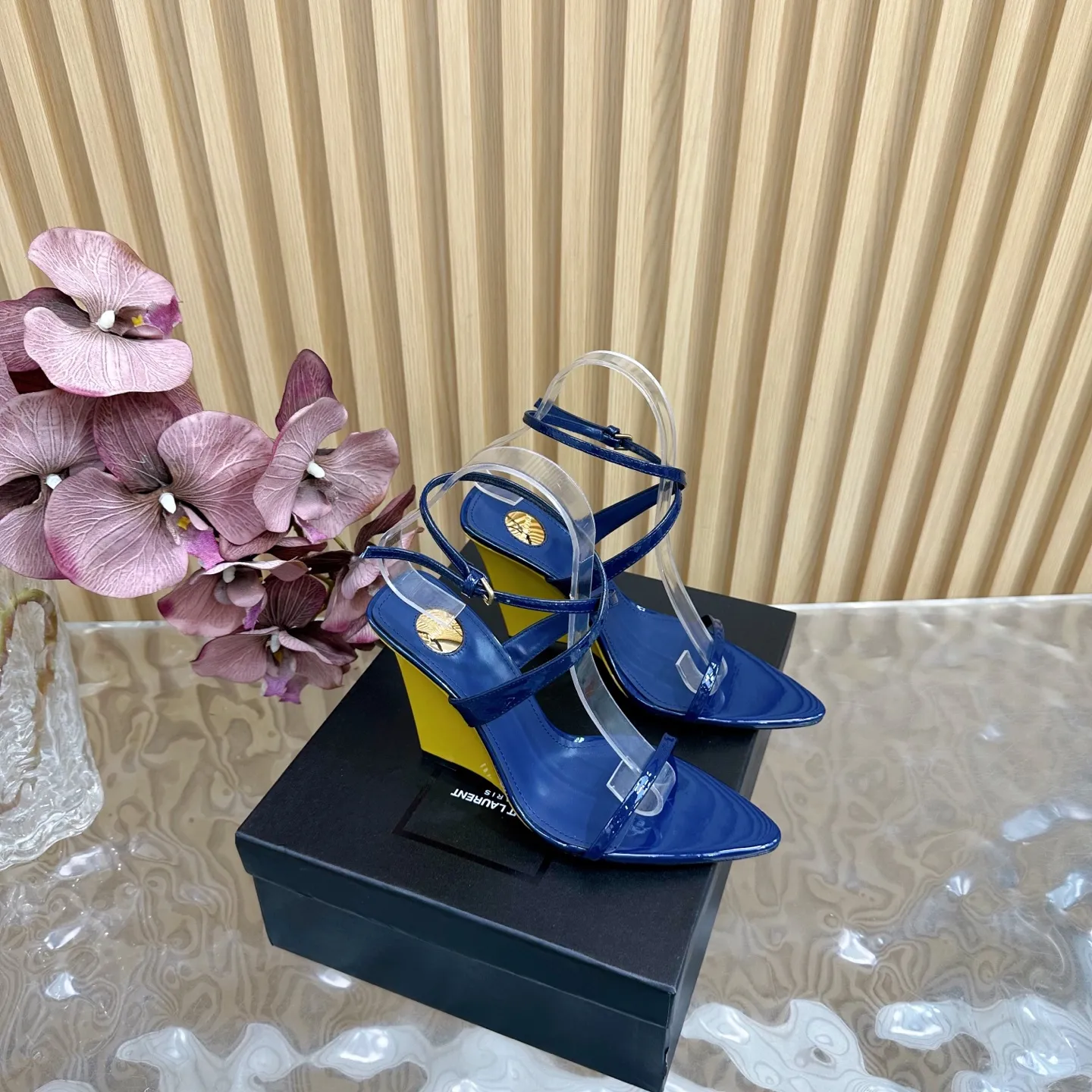 Saint Laurent 新作ブルーサンダルスティレットヒール