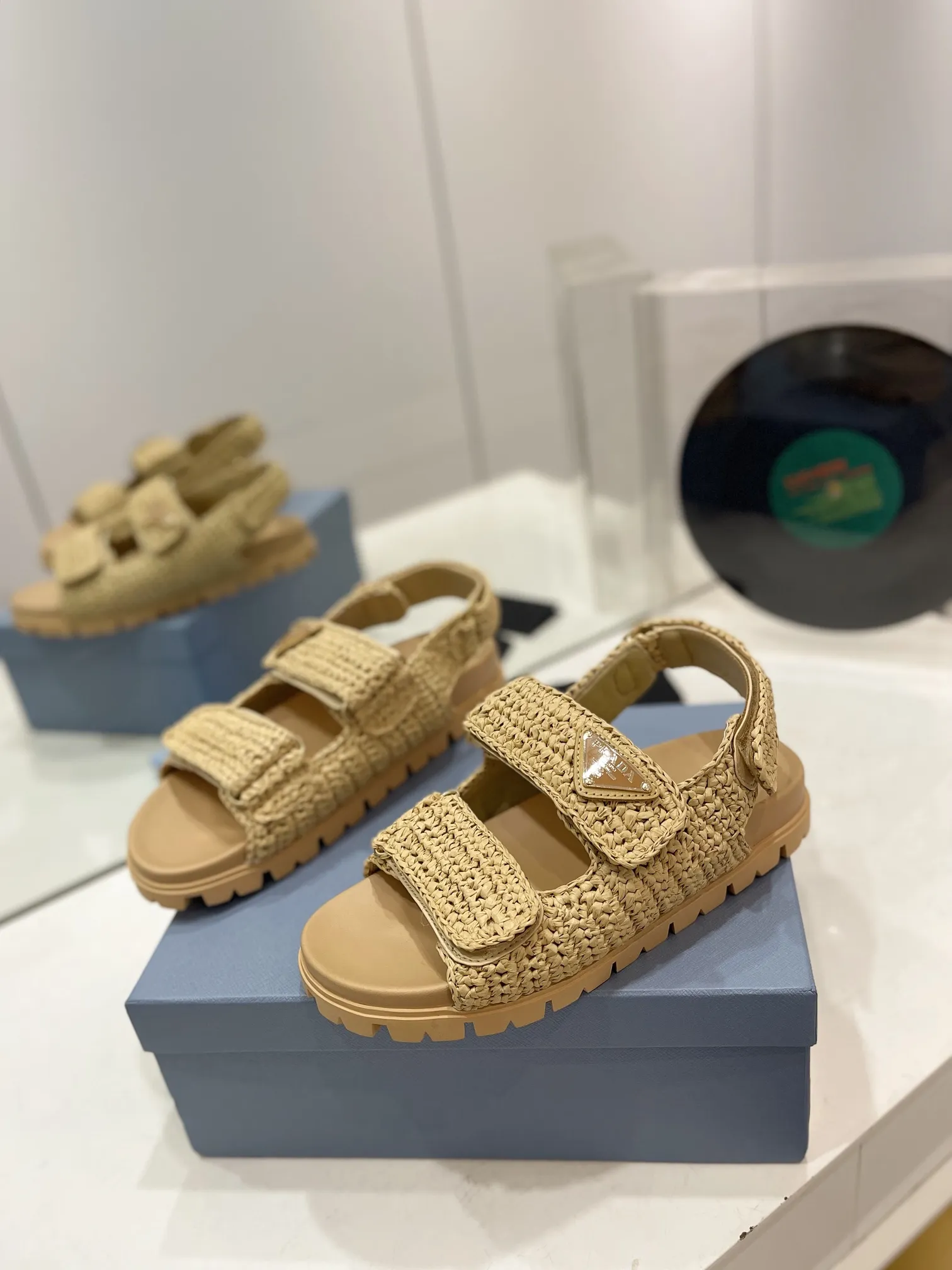 プラダ新作わら編みフラットサンダルベージュ - 画像 (3)